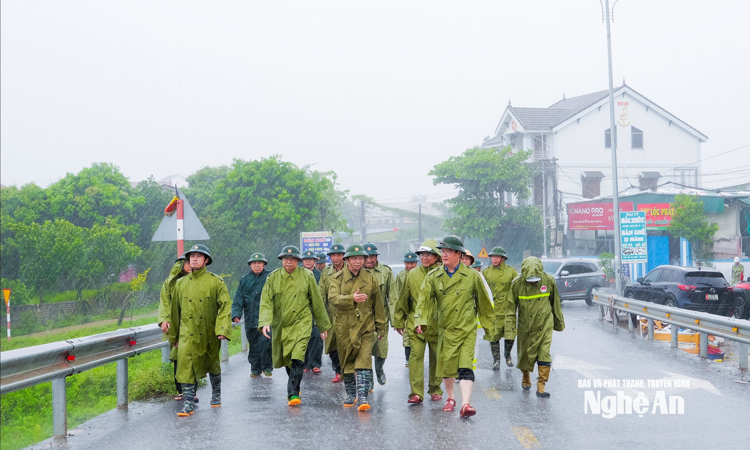 Phó Thủ tướng Chính phủ Trần Hồng Hà cùng đoàn công tac trực tiếp đi kiểm tra tuyến đê biển tại xã Diễn Châu. Ảnh: Phạm Bằng