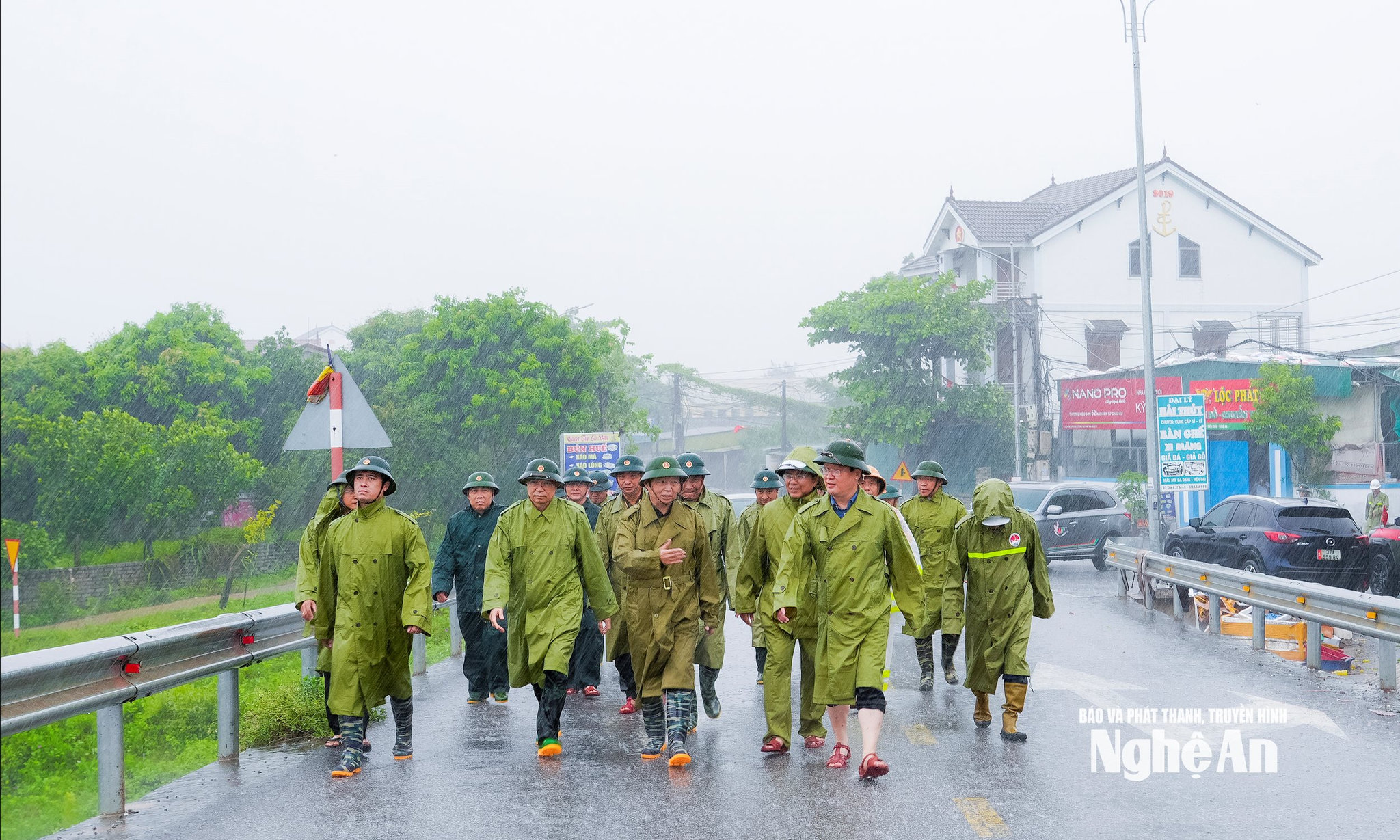 Phó Thủ tướng Chính phủ Trần Hồng Hà cùng đoàn công tac trực tiếp đi kiểm tra tuyến đê biển tại xã Diễn Châu. Ảnh: Phạm Bằng