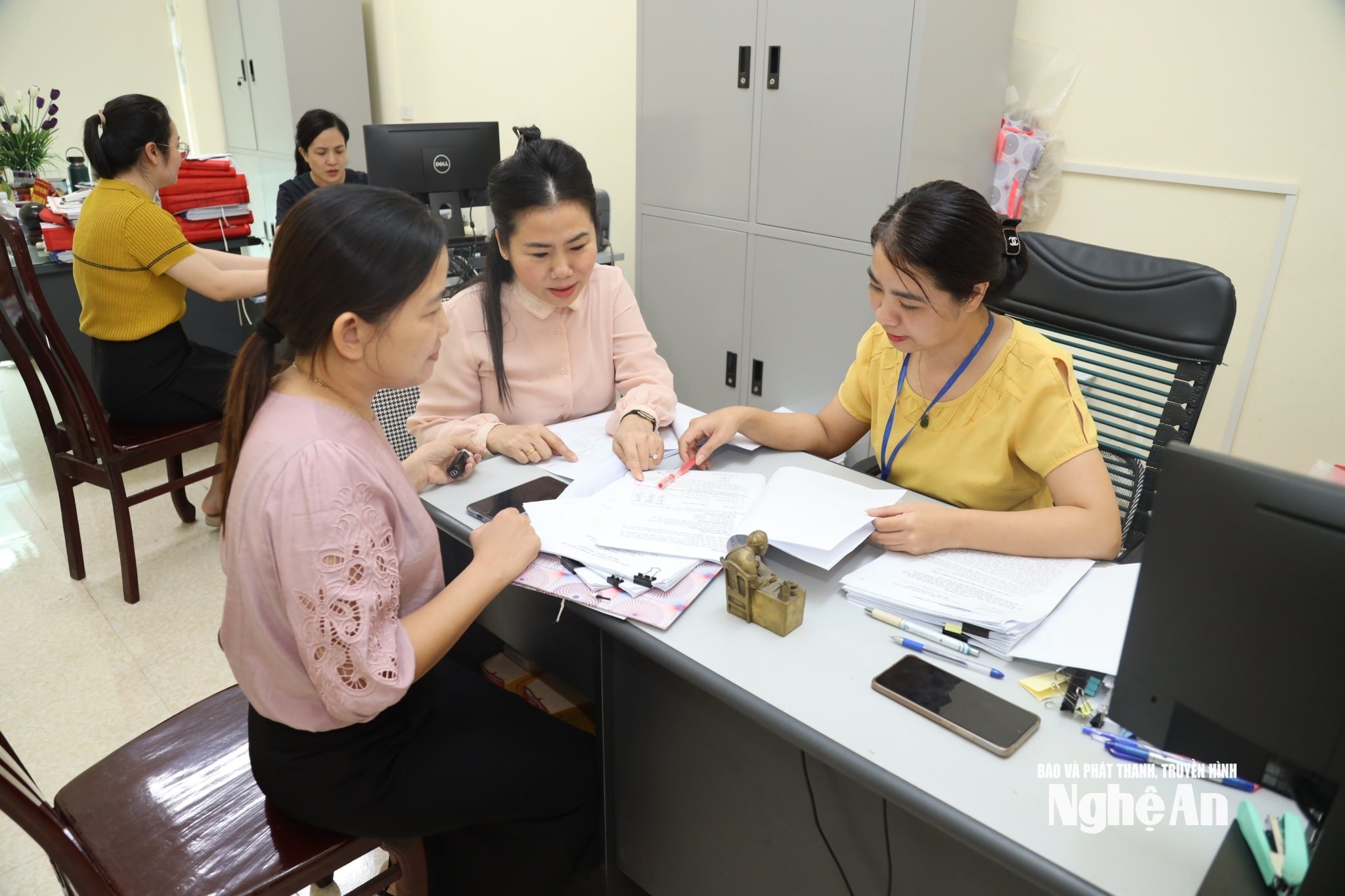 Cán bộ Sở Nội vụ hướng dẫn các đơn vị giải quyết chế độ, chính sách cho cán bộ, công chức, viên chức. Ảnh: Thanh Lê