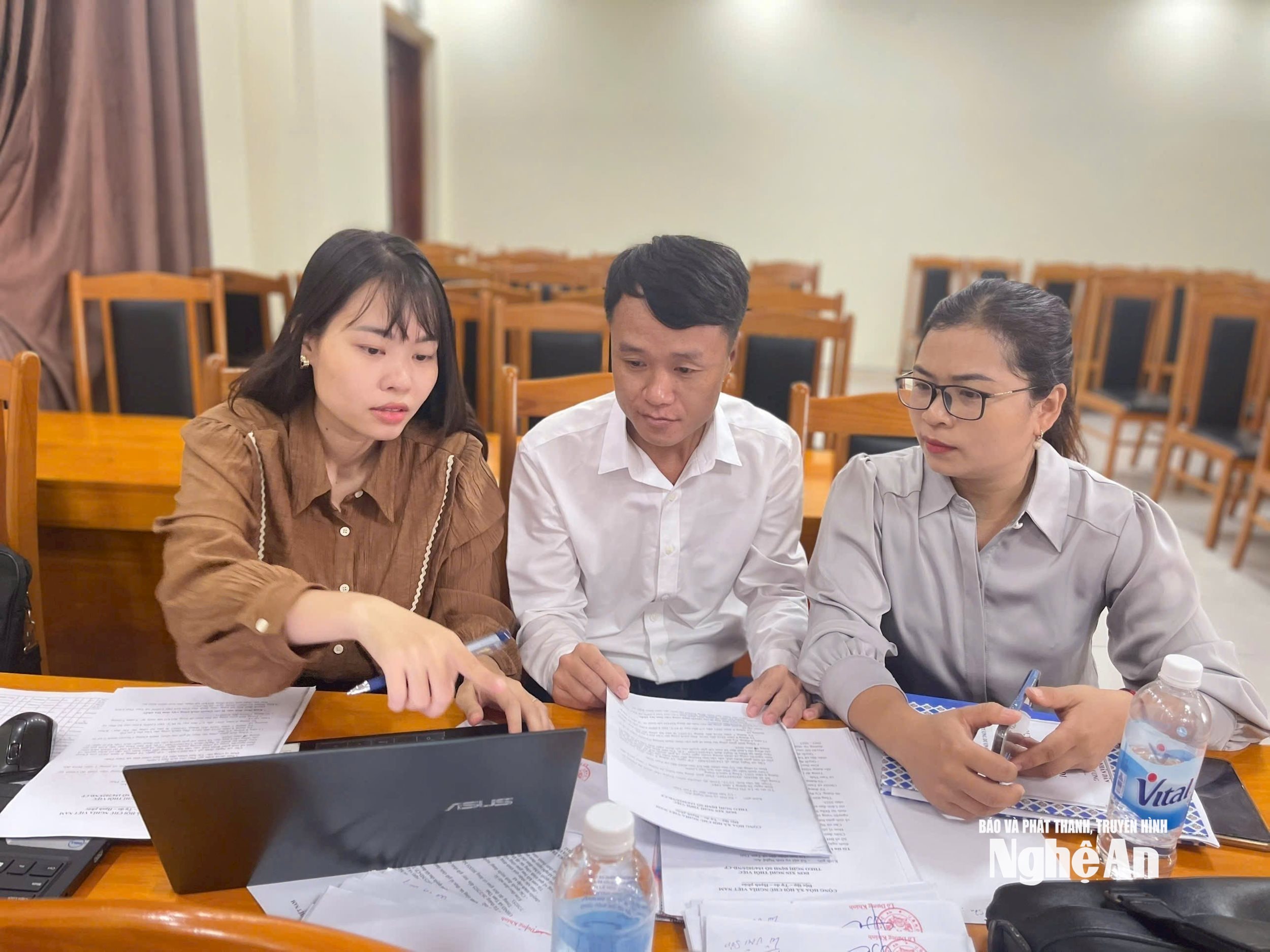 Cán bộ Sở Nội vụ Nghệ An về xã miền núi hỗ trợ giải quyết kịp thời chế độ, c (3)