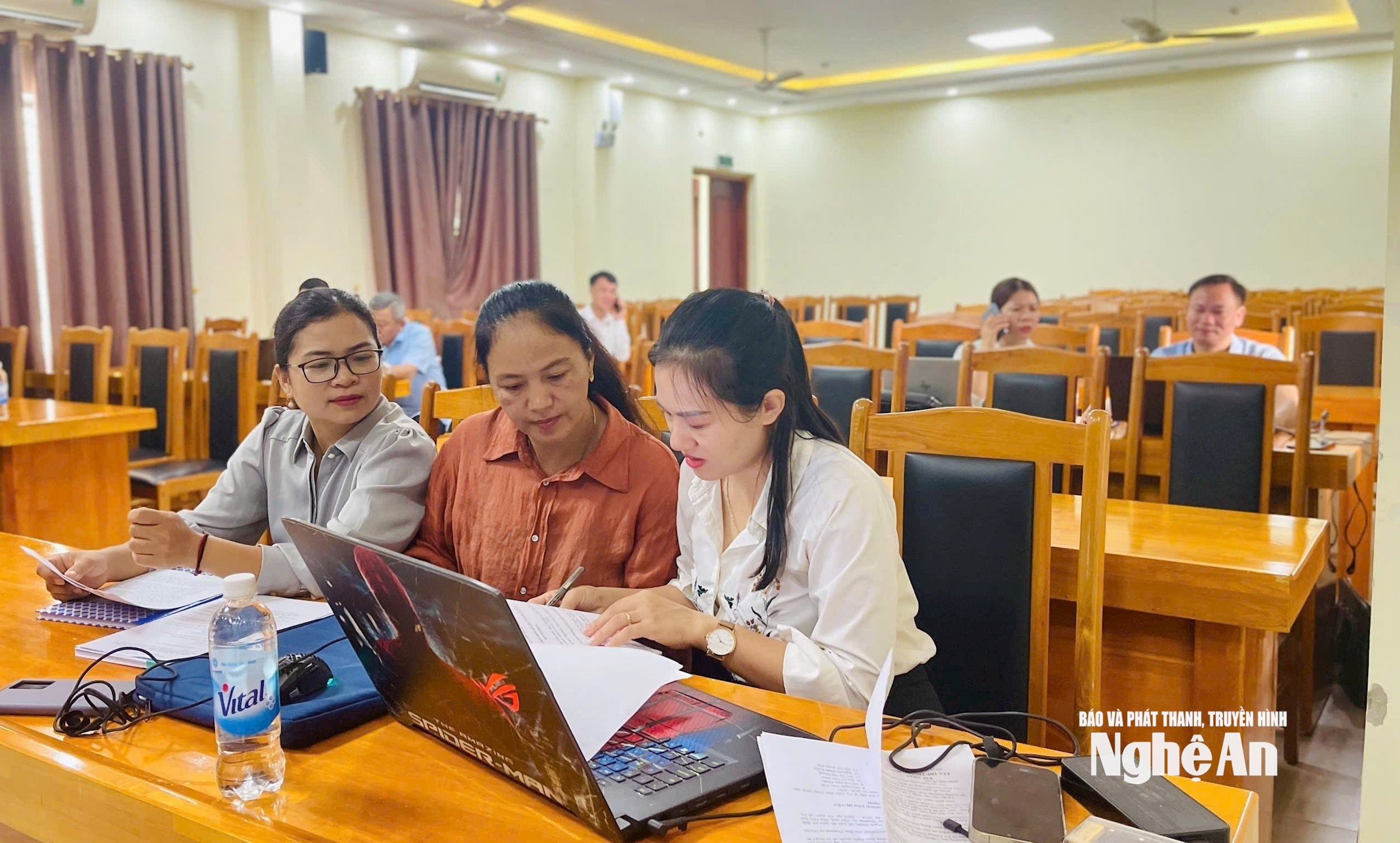 Cán bộ Sở Nội vụ Nghệ An về xã miền núi hỗ trợ giải quyết kịp thời chế độ, c (4)