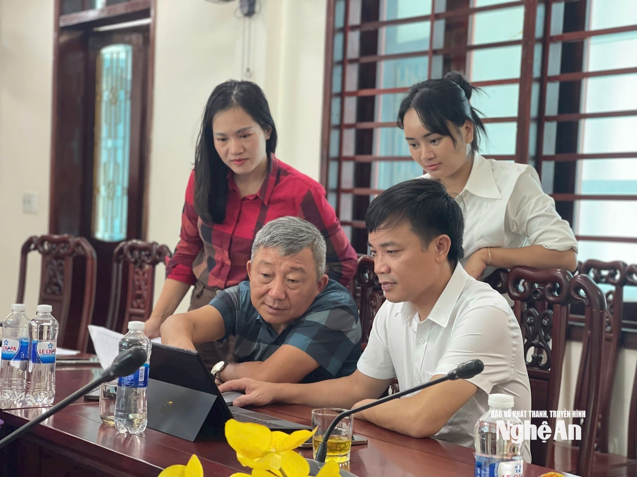 Cán bộ Sở Nội vụ Nghệ An về xã miền núi hỗ trợ giải quyết kịp thời chế độ, c
