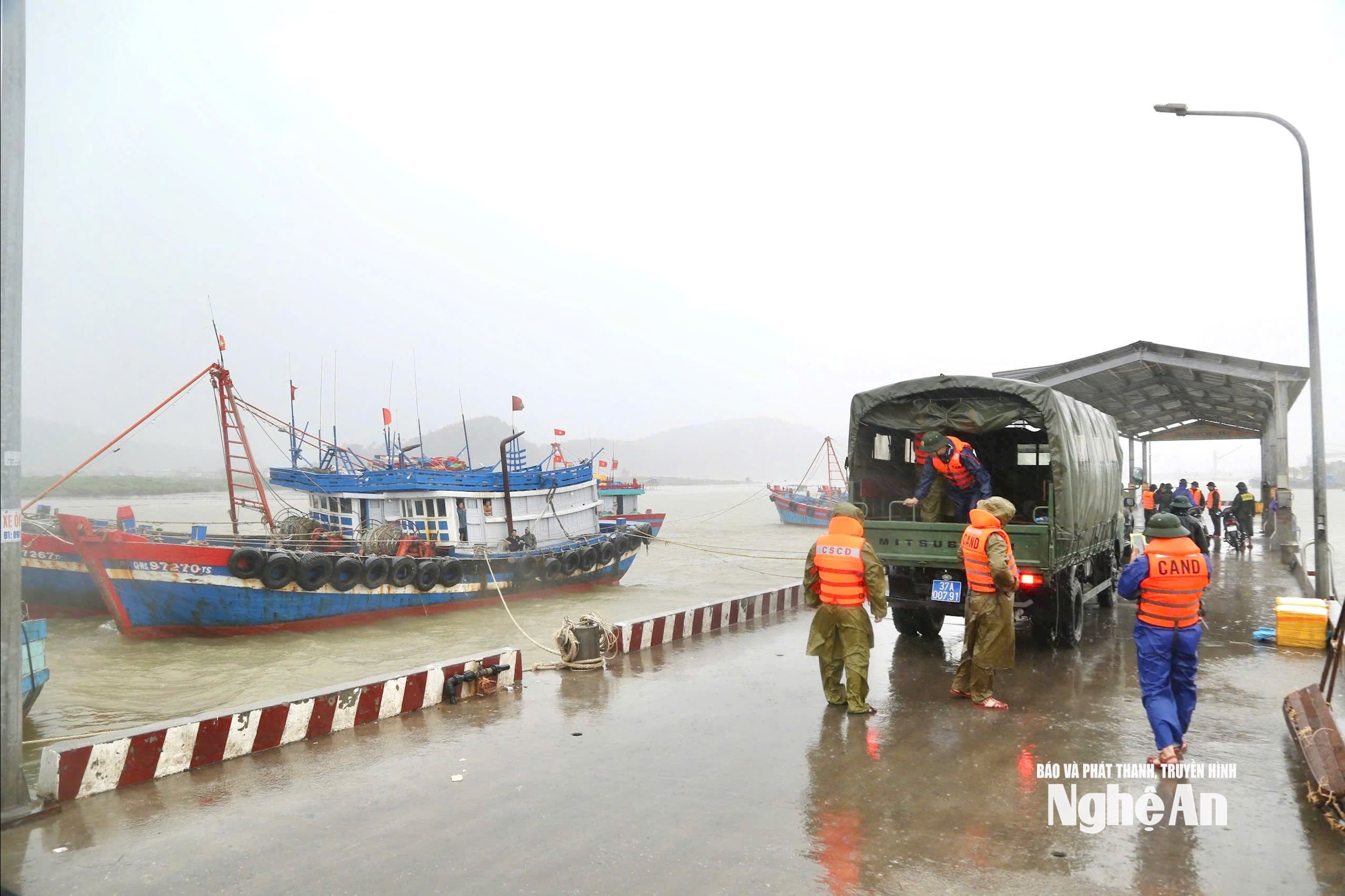 Thực tế, trong ngày 25/8, 20 ngư dân quê Quảng Ngãi vẫn cố ở lại trên tàu dù được khuyến cáo nhiều lần. Lực lượng chức năng đã cưỡng chế, đưa họ lên bờ trú ẩn, đồng thời kiểm tra, gia cố phương án neo đậu tàu thuyền tại bến cá Nghi Thủy. Đến nay, 260 tàu thuyền trên địa bàn đã neo đậu an toàn; các hộ dân có lồng bè cũng đã ký cam kết không ở lại trong bão.