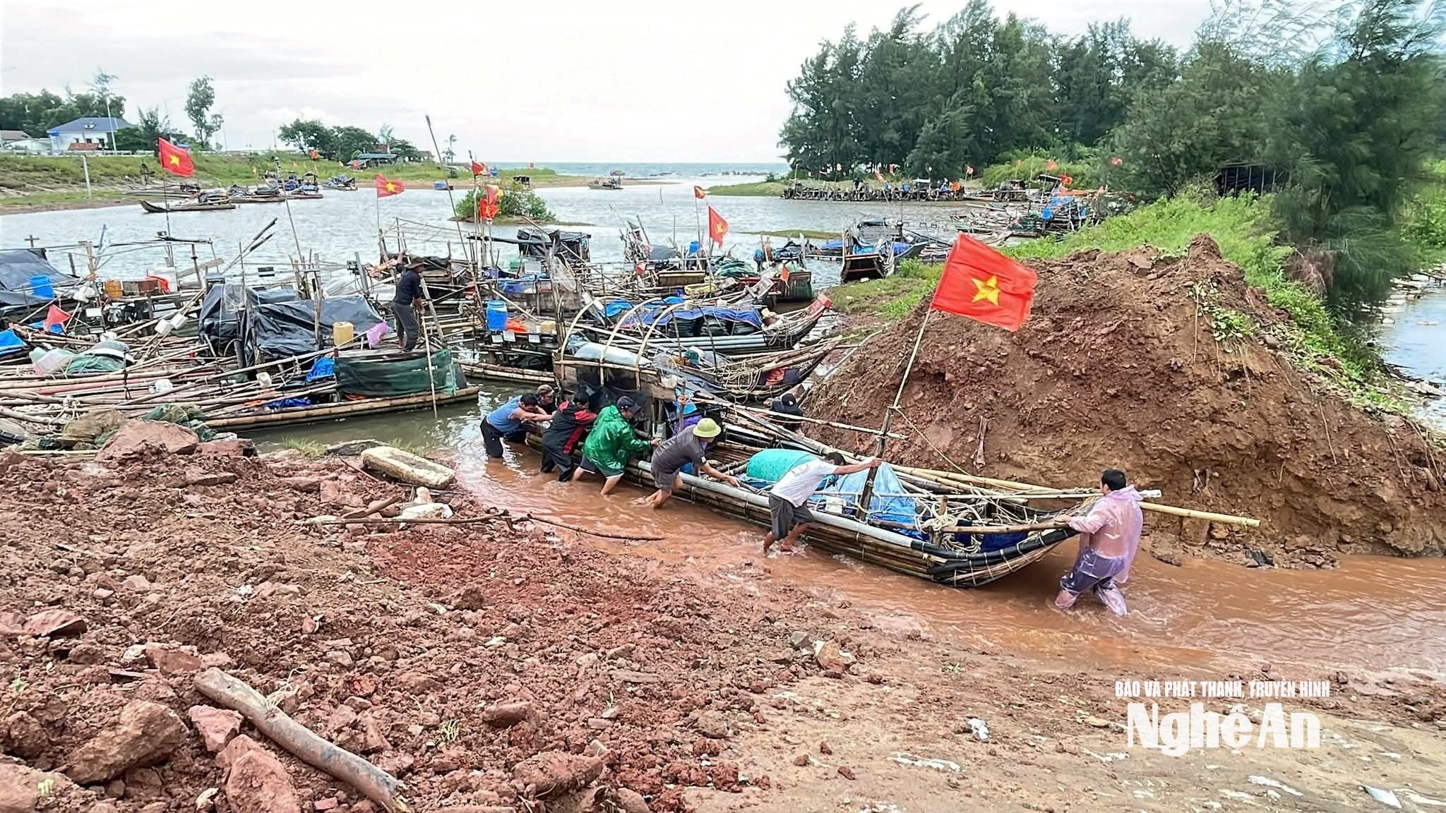 Các phương tiện đánh bắt tại xóm Hải Thịnh được đưa lên bờ, neo giữ chắc chắn trước bão số 5. Ảnh: Thanh Quỳnh