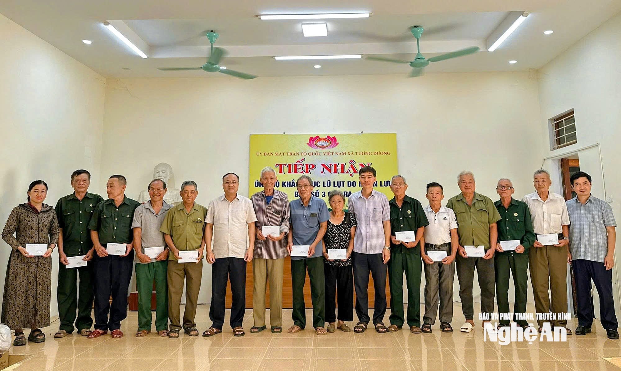 Lãnh đạo Sở Nội vụ trao quà hỗ trợ người dân xã Tương Dương bị ảnh hướng do mưa lũ. Ảnh: CSCC
