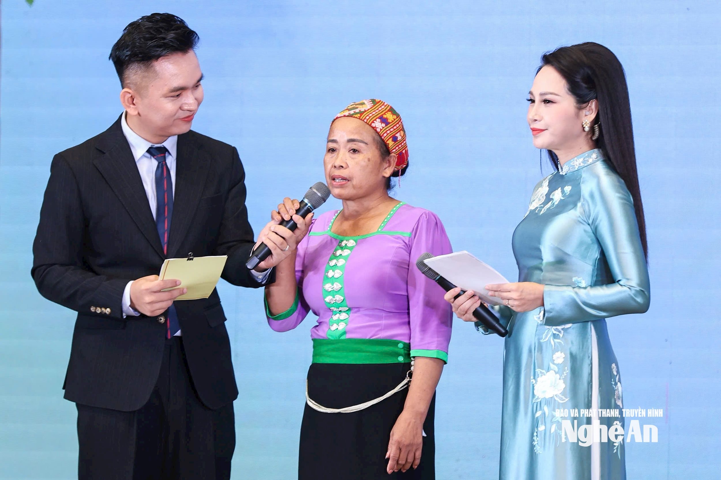 Bà Ngân Thị Hà, dân tộc Thái ở tỉnh Nghệ An chia sẻ niềm vui được hỗ trợ nhà ở tại hội nghị trực tuyến tại Hà Nội. Ảnh Quang Vinh