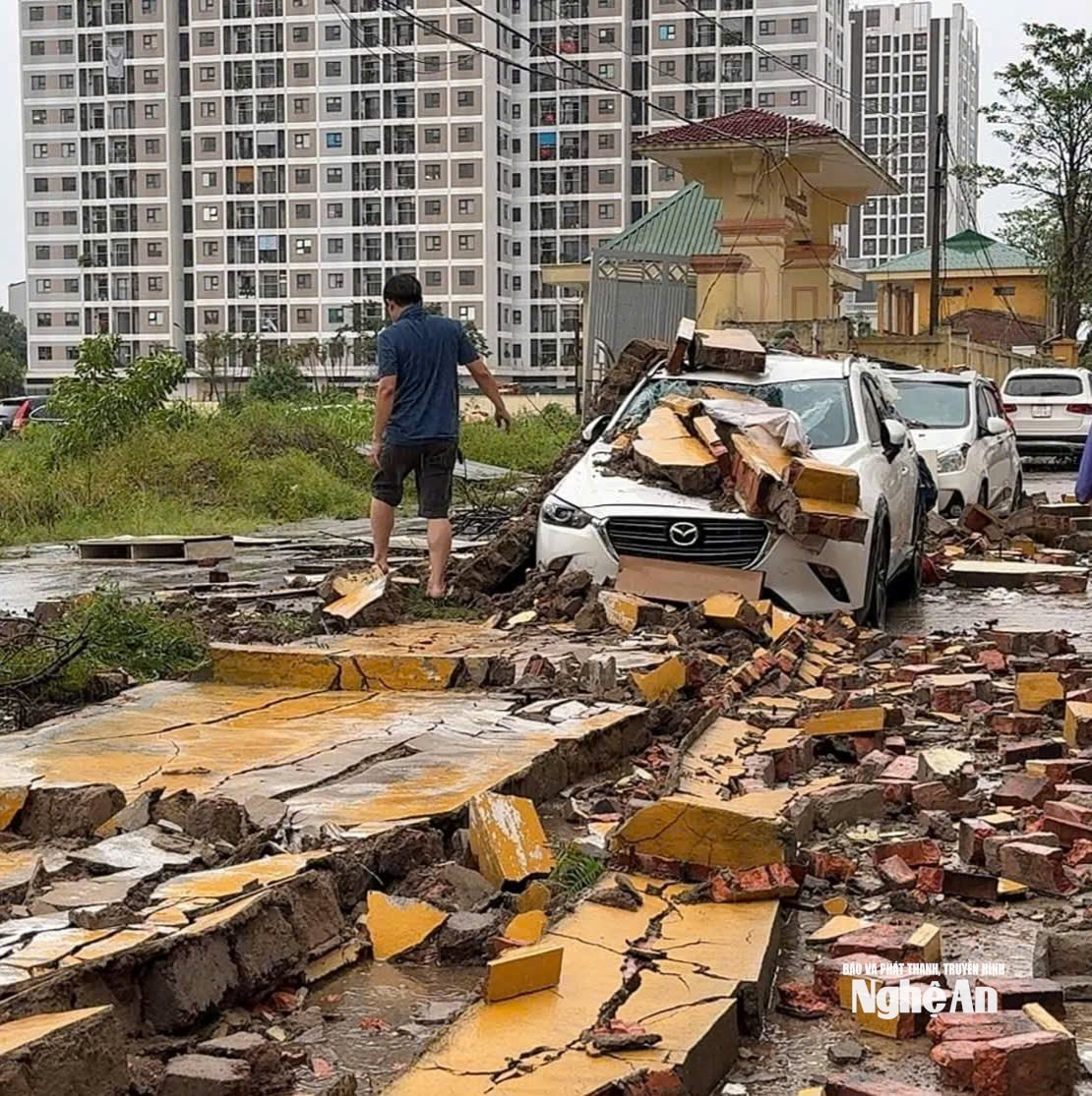  Nhiều ô tô bị hư hỏng do tường đổ 1