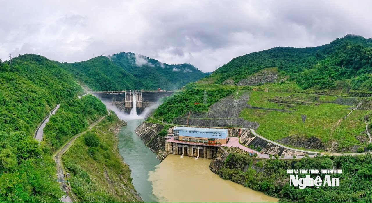 Thủy điện Bản Vẽ chủ động triển khai các biện pháp điều tiết hồ chứa nhằm giảm thiểu nguy cơ ngập lụt cho vùng hạ du. Ảnh: P
