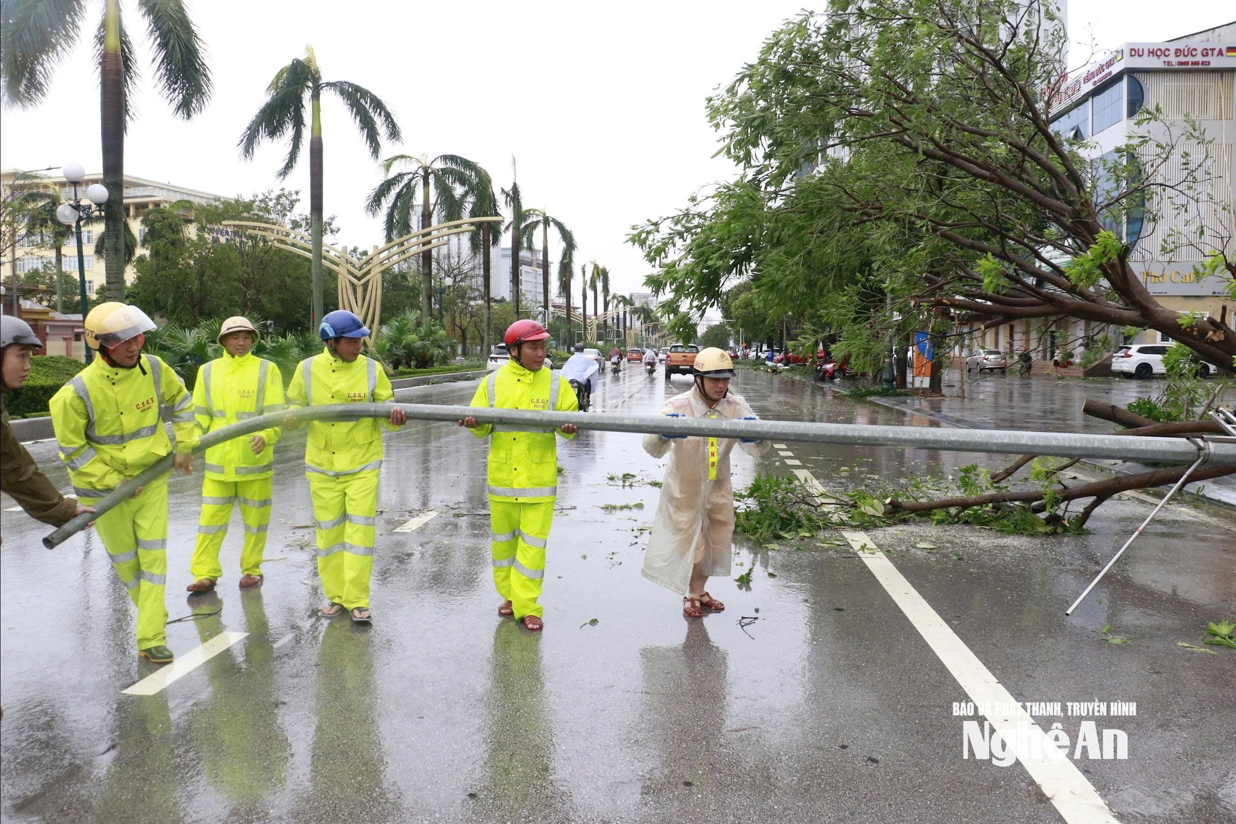 Lực lượng CSGT di chuyển cột điện bị đổ. Ảnh: