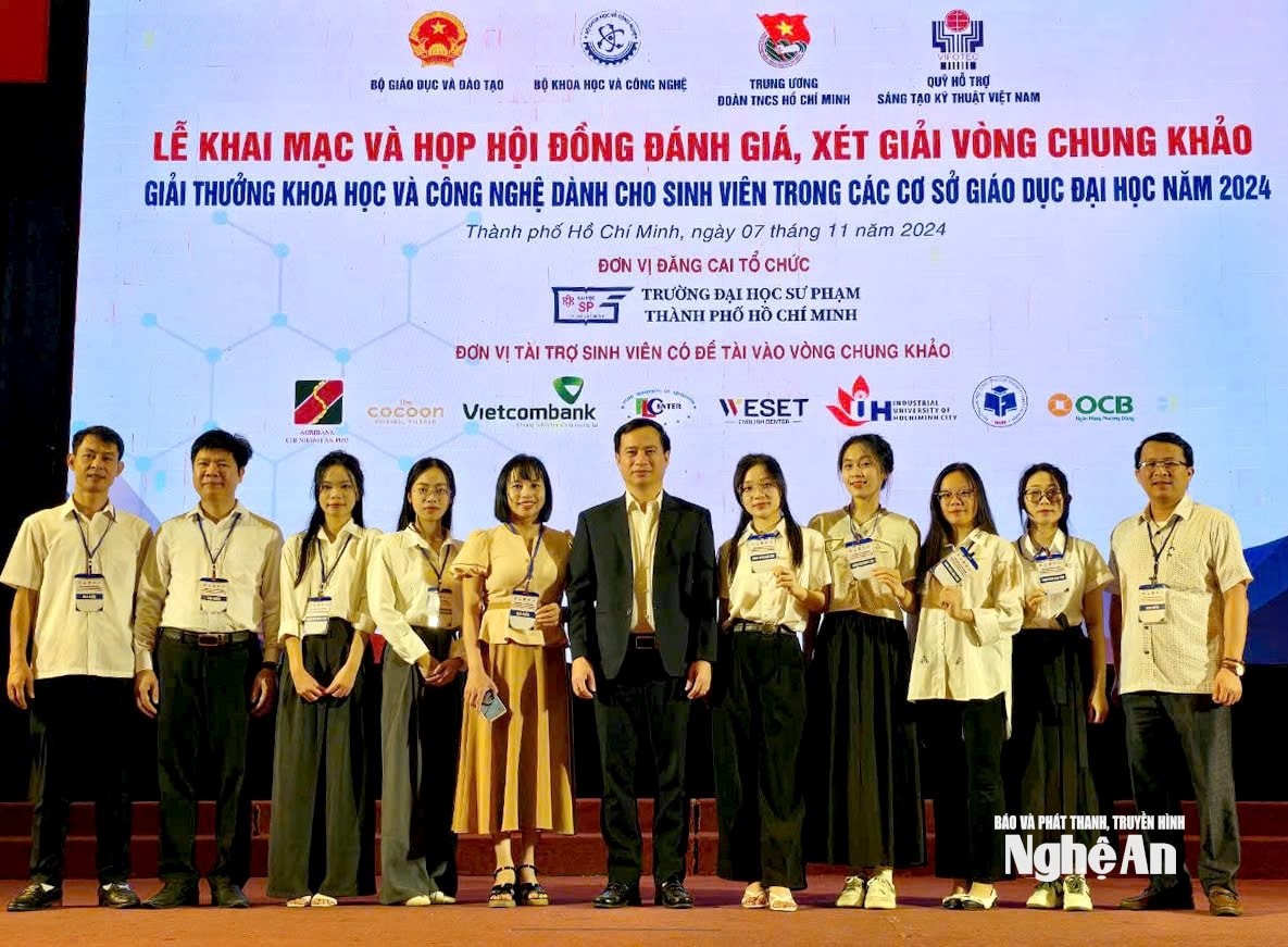 Lãnh đạo và sinh viên Đại học Vinh tại lễ khai mạc và họp hội đồng đánh giá, xét vòng chung khảo giải thưởng khoa học công nghệ dành cho sinh viên. Ảnh: Hoàng Nam