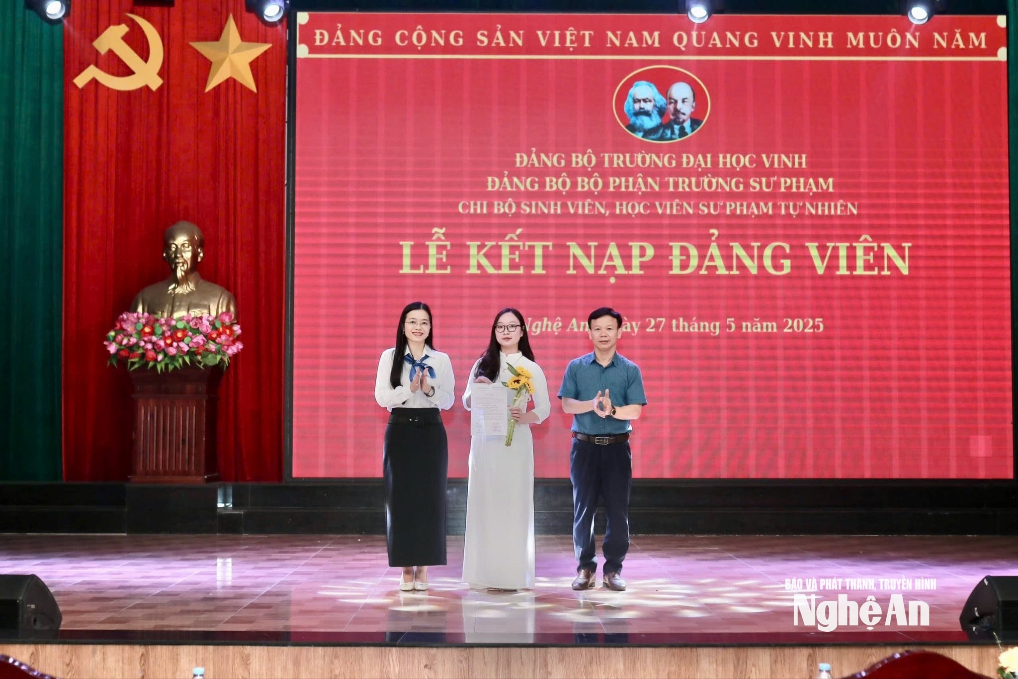 Lễ kết nạp Đảng viên tại chi bộ sinh viên, học viên Sư phạm tự nhiên, Đảng bộ bộ phần Trường Sư phạm thuộc Đảng bộ Trường Đại học Vinh. Ảnh H.N
