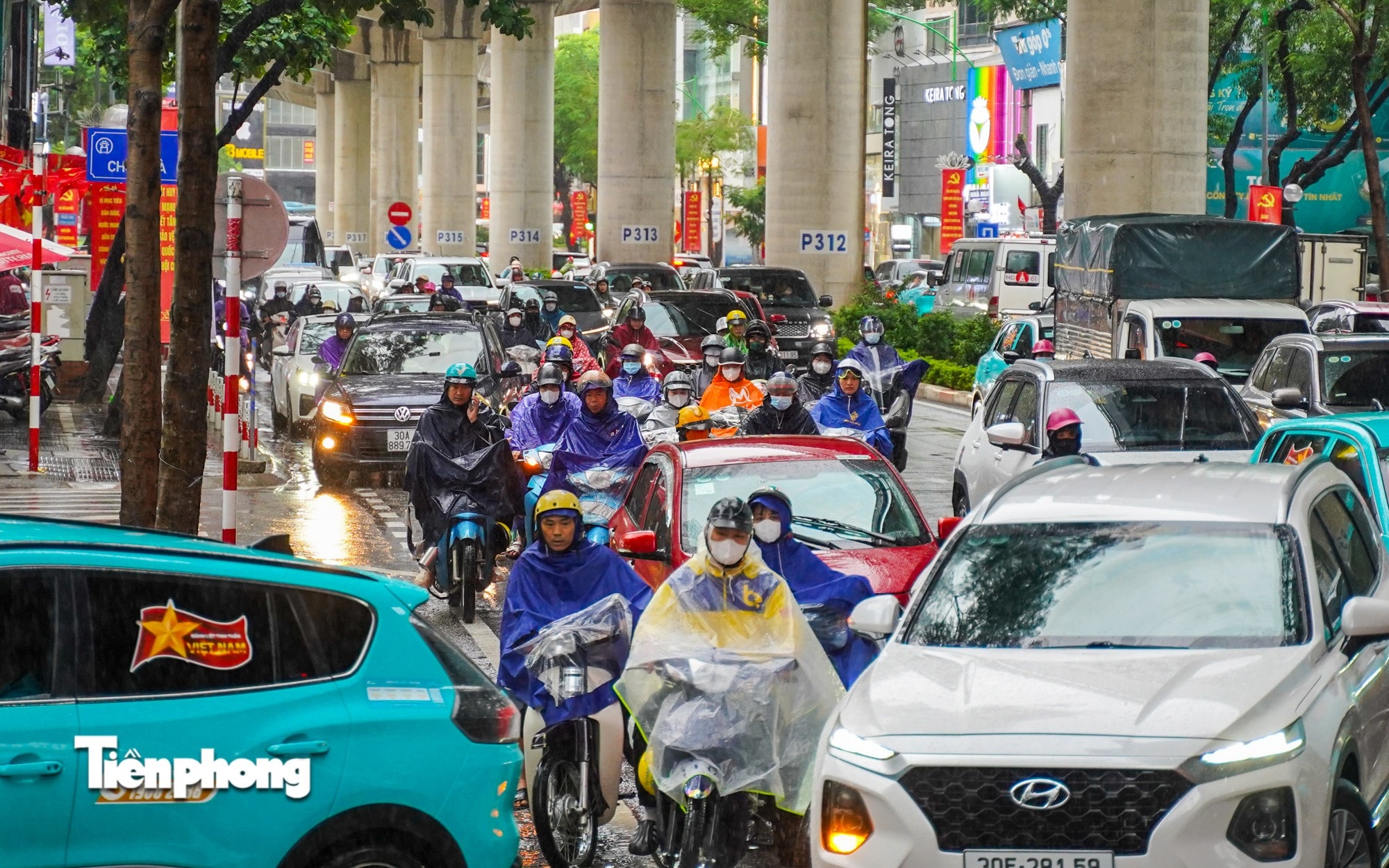 Hà Nội mưa, ngập cục bộ do ảnh hưởng bão số 5 | Báo điện tử Tiền Phong