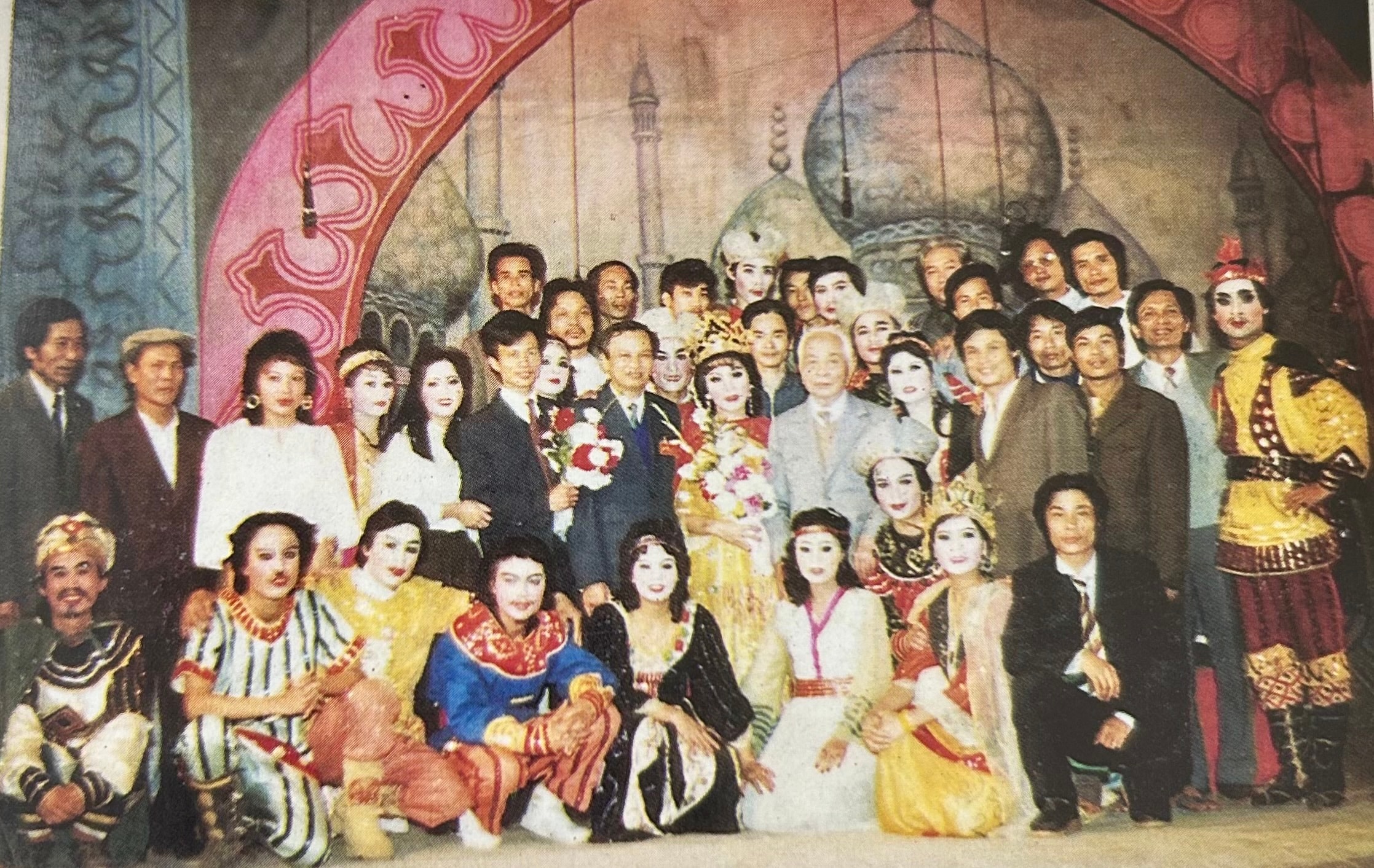 Onkel Vo Nguyen Giap mit Schauspielern des NA Folk Theater