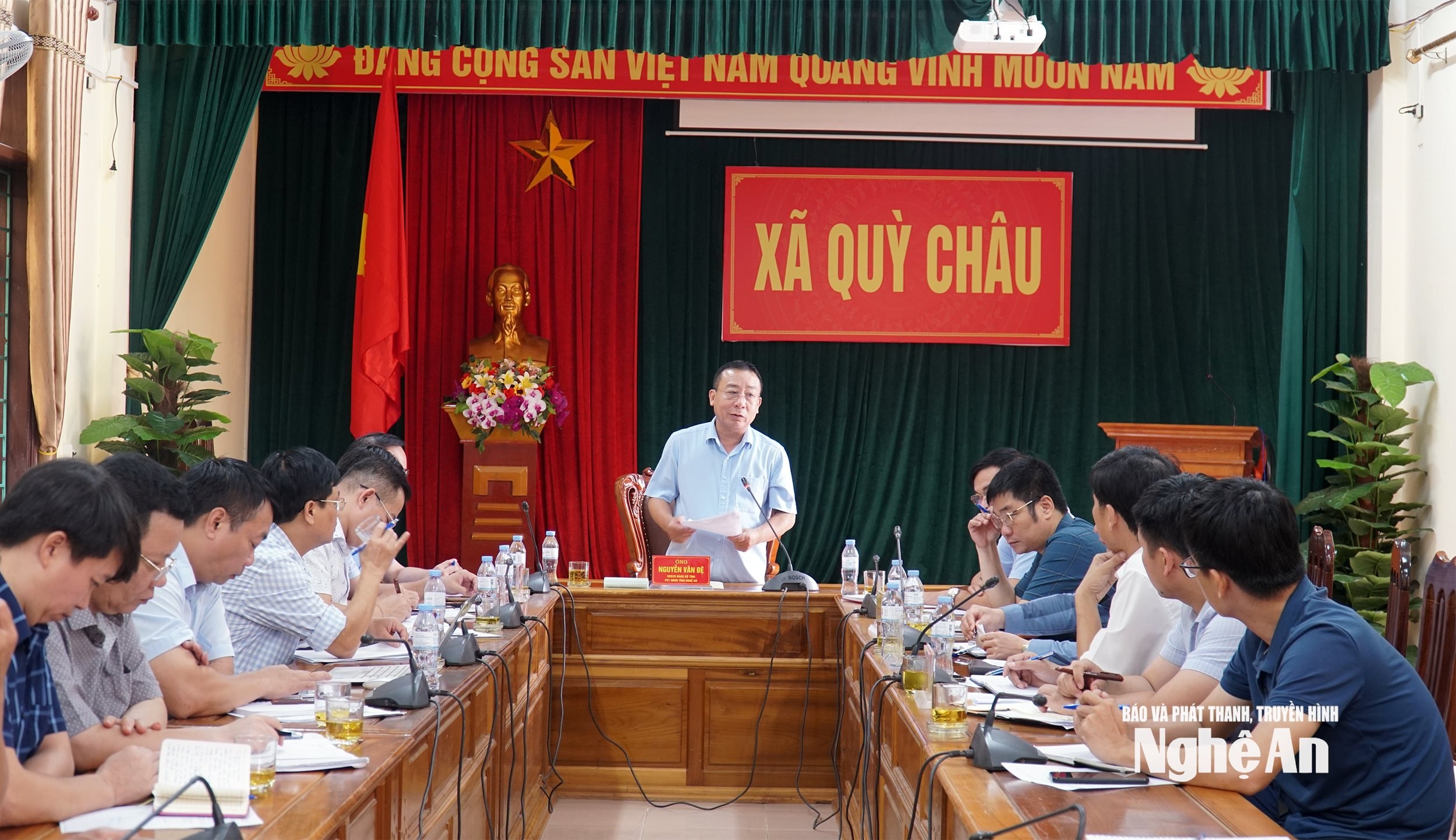 สหายเหงียนวันเดทำงานร่วมกับหน่วยงานที่เกี่ยวข้อง ภาพถ่าย: “Phu Huong”