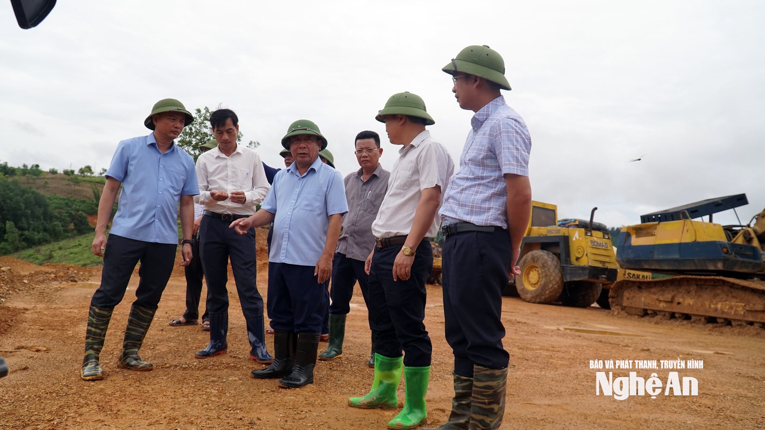 สหายเหงียน วัน เด ตรวจสอบความคืบหน้าการก่อสร้างเขื่อนโคบา ภาพถ่าย: “Phu Huong”
