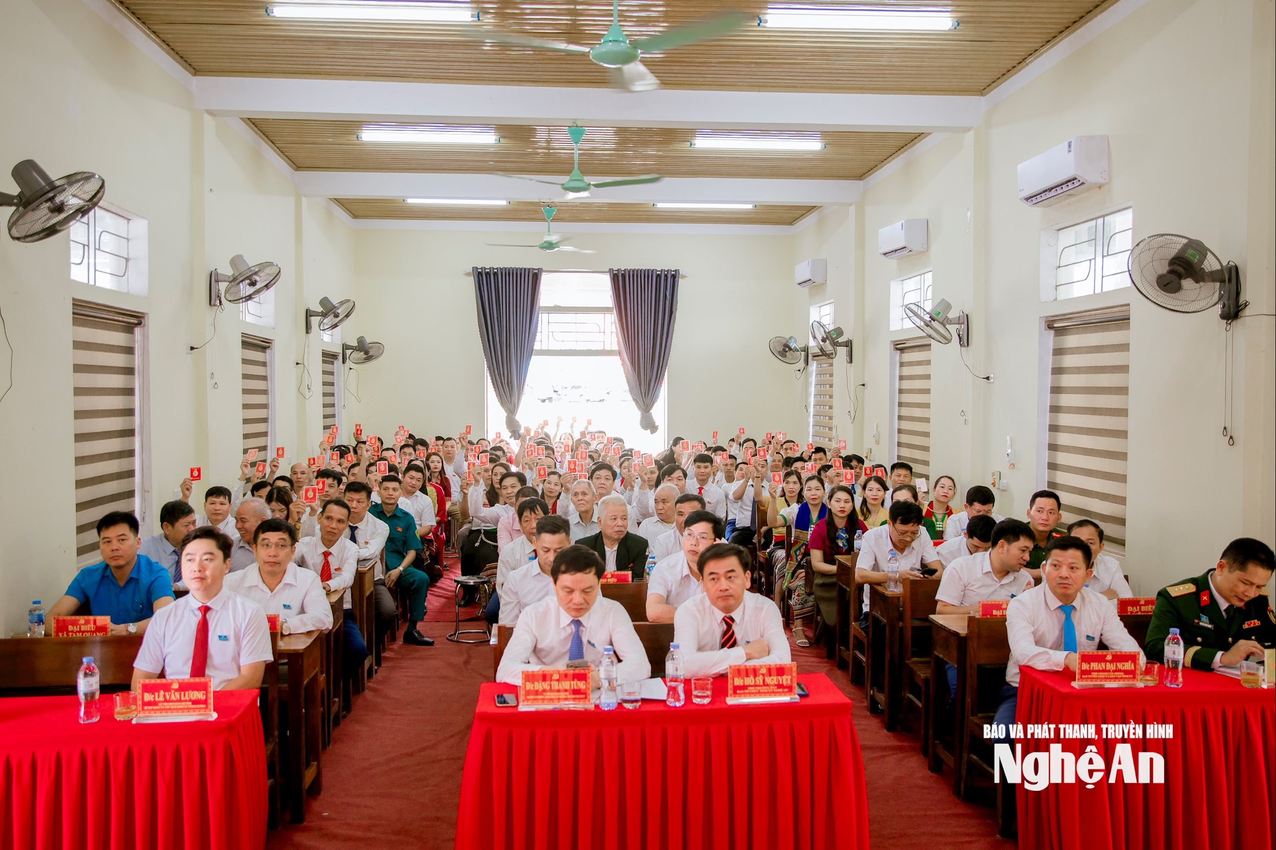 Các đại biểu biểu quyết thông qua Dự thảo Nghị quyết Đại hội. Ảnh: Vi Tiến Dũng