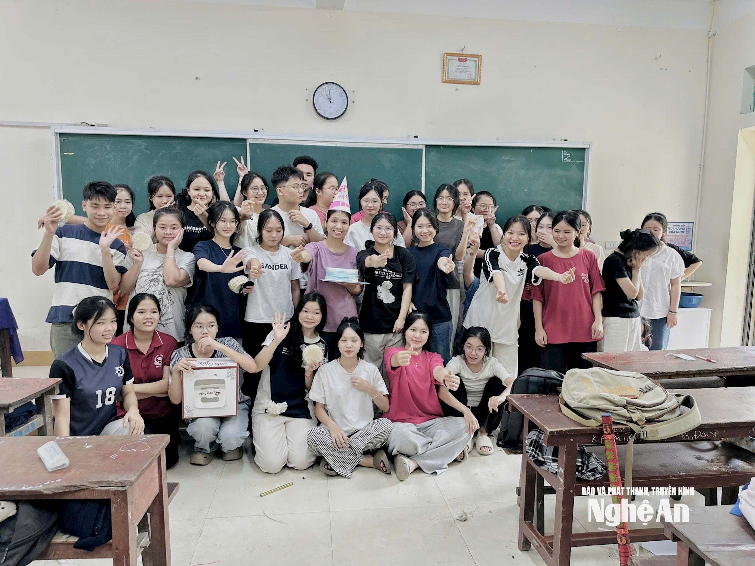 Buổi ôn thi cuối cùng của cô giáo Đặng Thị Hiền và tập thể lớp 12A5. Ảnh - Mỹ Hà