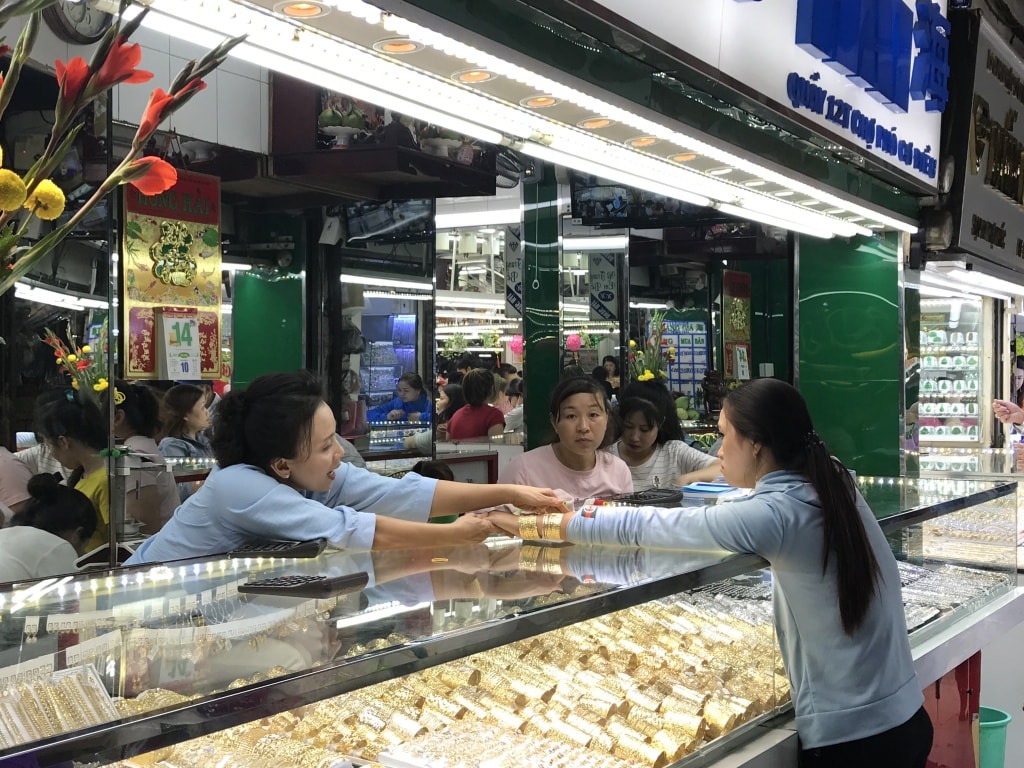 តម្លៃមាសថ្ងៃនេះ ថ្ងៃទី 28 ខែសីហា៖ តម្លៃដុំមាសឡើងដល់កំណត់ត្រាថ្មី ចិញ្ចៀនមាស និងតម្លៃពិភពលោកបន្តកើនឡើង