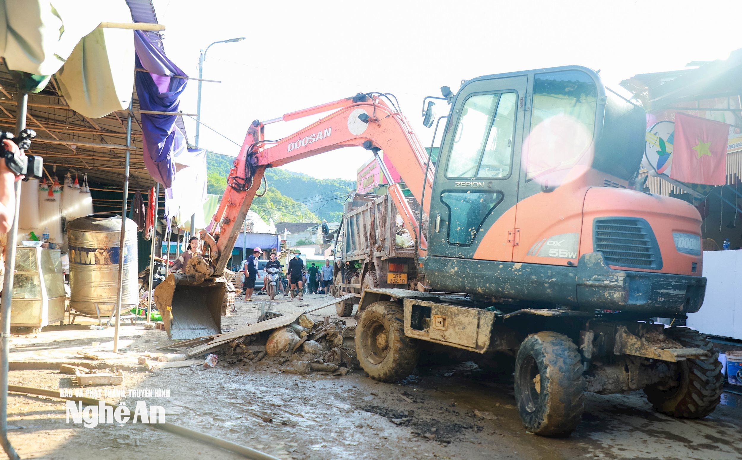 Chính quyền địa phương đã khẩn trương huy động các lực lượng để hỗ trợ người dân, cùng với đó là các phương tiện cơ giới để đẩy nhanh công tác dọn dẹp vệ sinh. Ảnh tư liệu: T.D