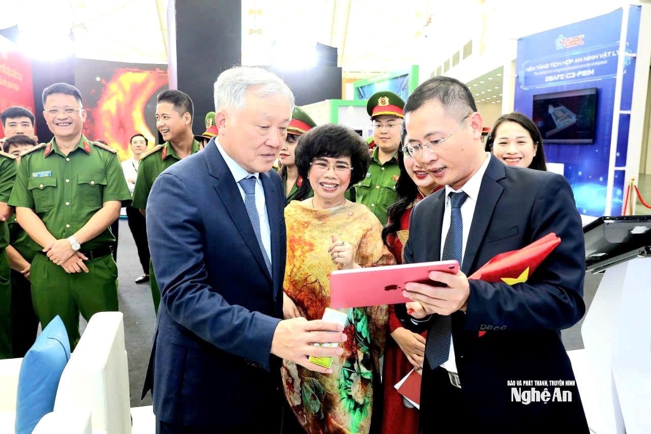 anh-2_a-khoa-gthieu-ptt-hoa-binh-ve-truy-xuat-nguon-goc(1).jpg
