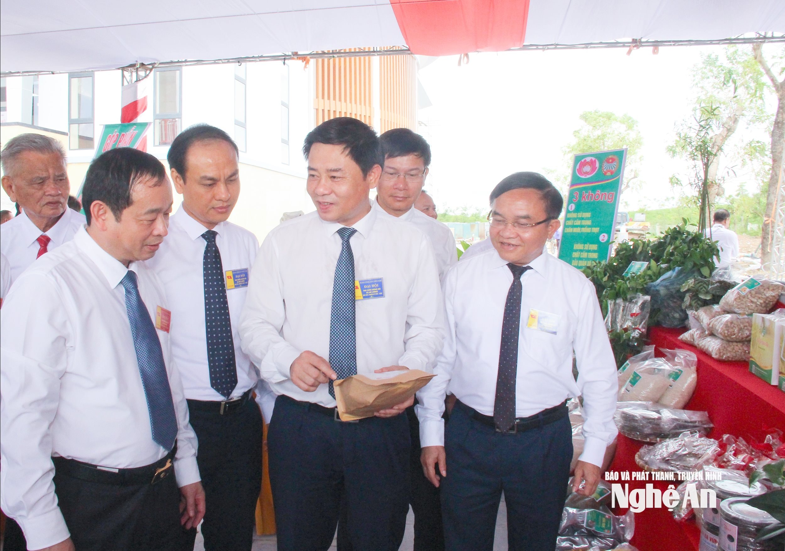 Các đại biểu tham quan gian hàng các sản phẩm đặc trưng của xã Đô Lương. Ảnh-Mai Hoa