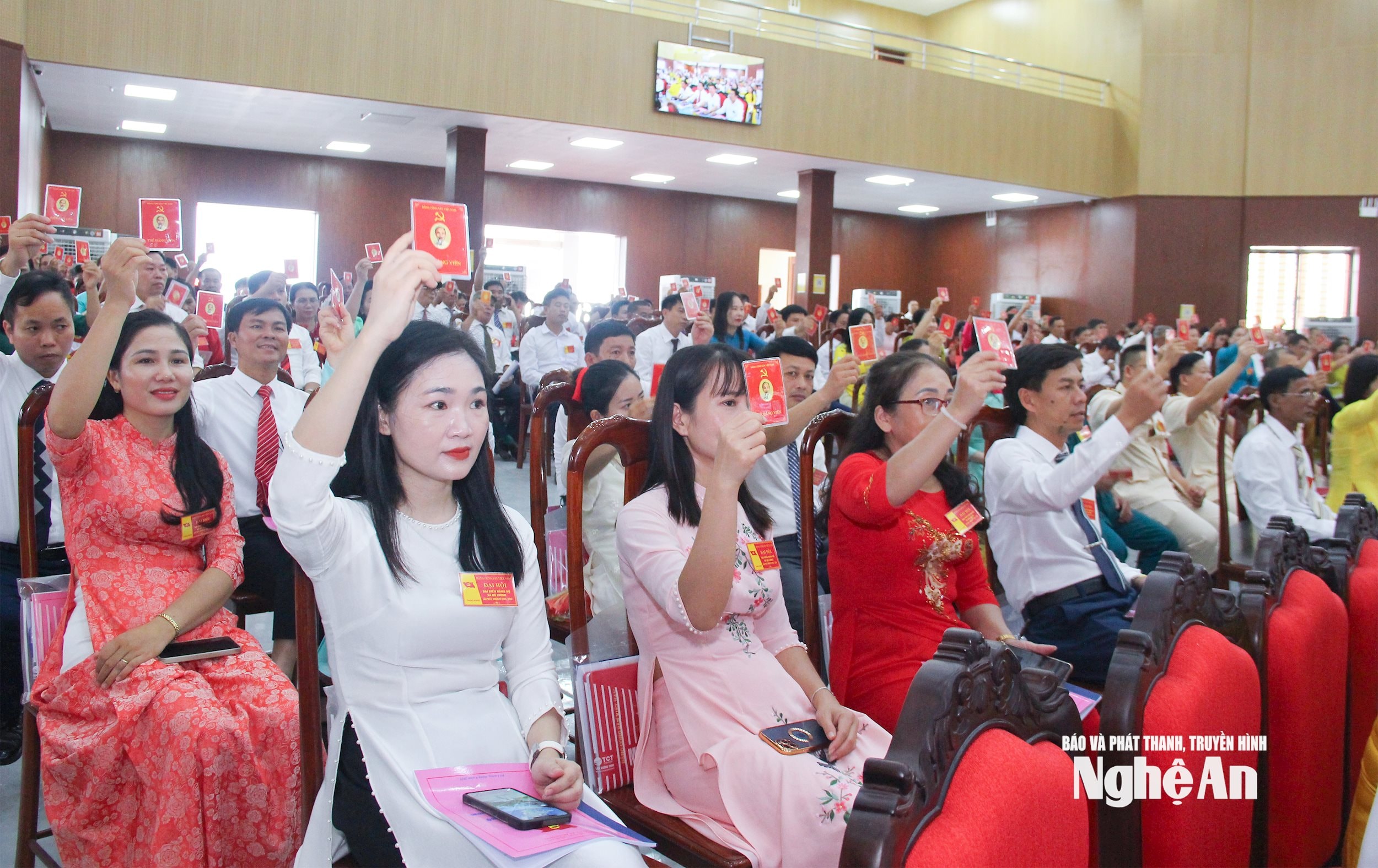 Các đảng viên biểu quyết thông qua Nghị quyết Đại hội. Ảnh- Mai Hoa