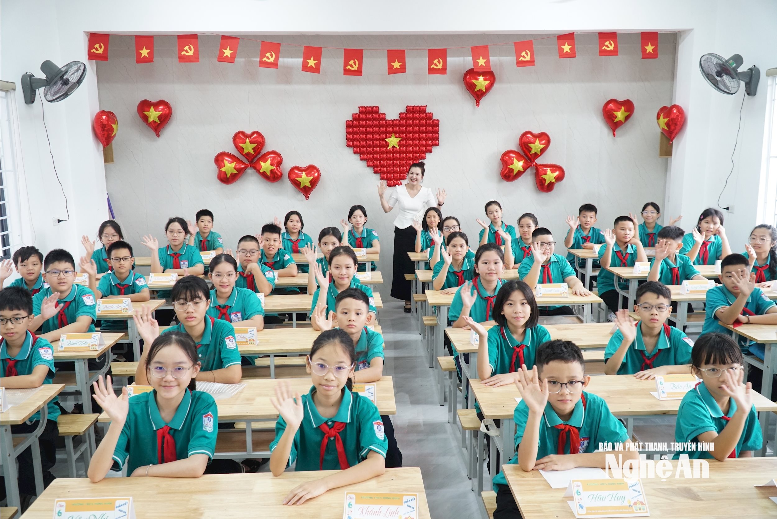Trong mỗi lớp học, chủ đề về ngày quốc khánh đất nước đã được nhiều giáo viên chuẩn bị và đem đến sự háo hức cho các em học sinh, nhất là với những học sinh lớp 6 vừa bước vào ngôi trường THCS. Ảnh: Mỹ Hà 