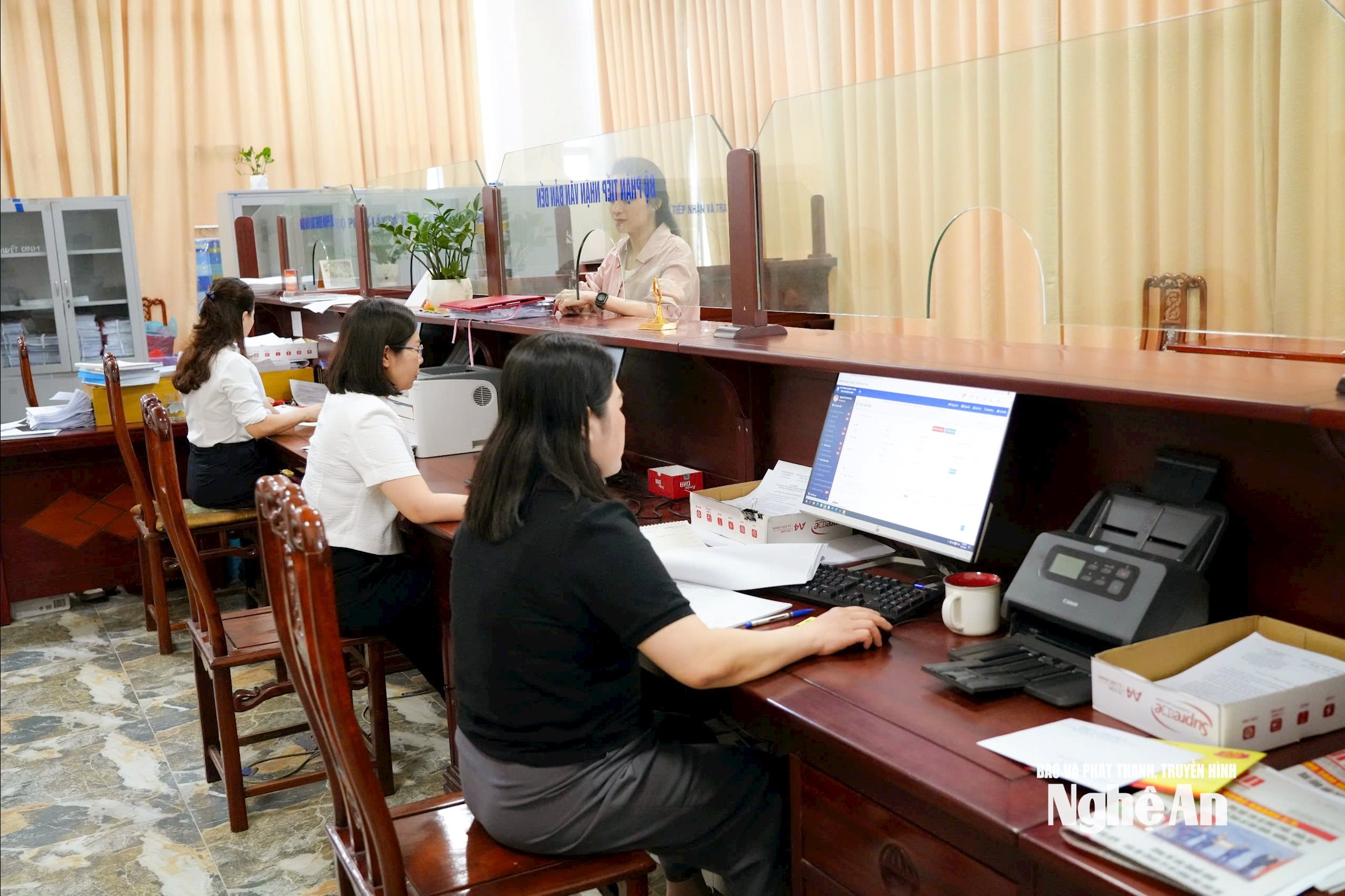 Cán bộ Văn phòng UBND tỉnh giải quyết TTHC cho người dân