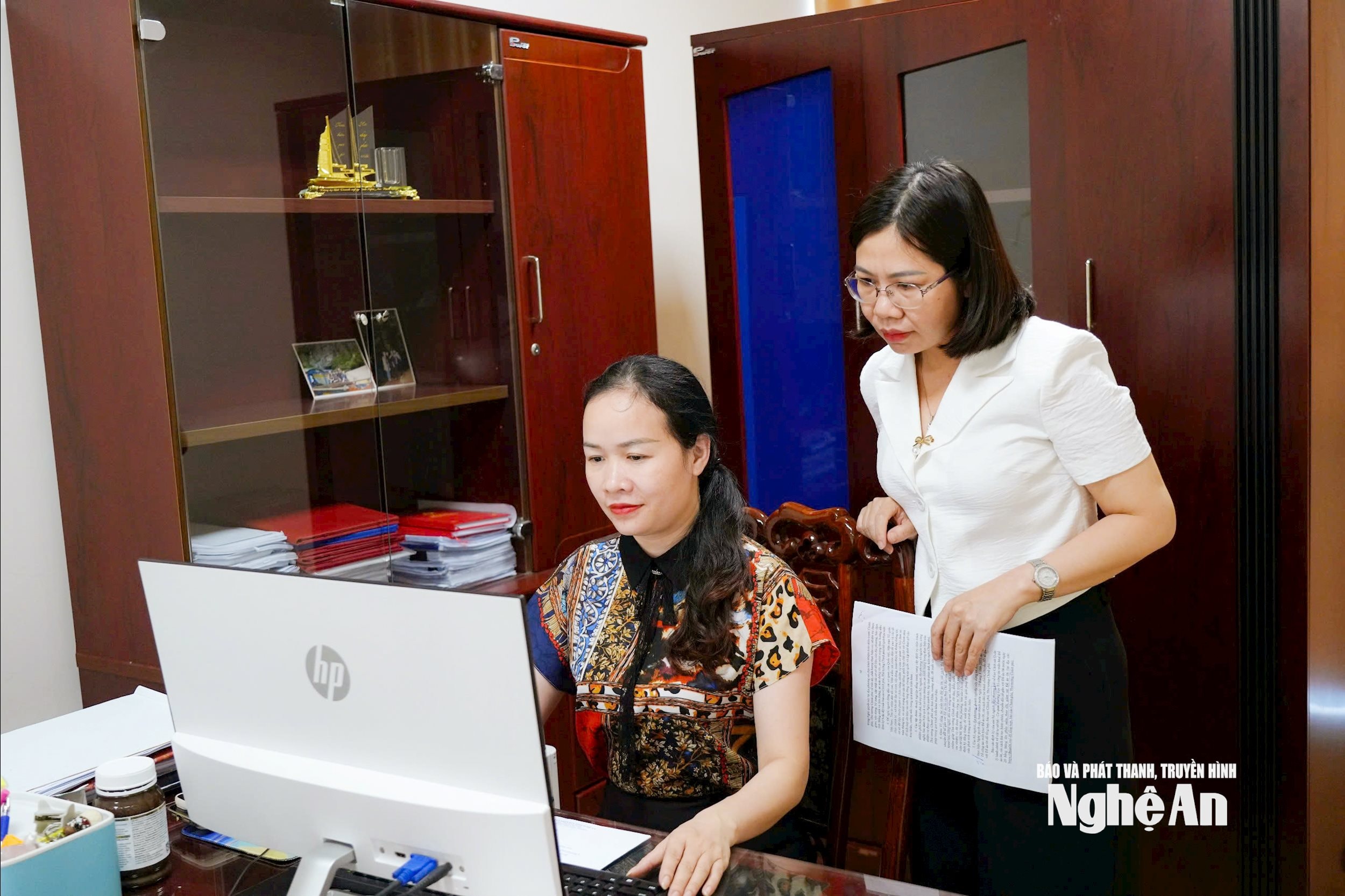 Cán bộ Văn phòng UBND tỉnh trao đổi công việc chuyên môn. Ảnh Thanh Lê (1)