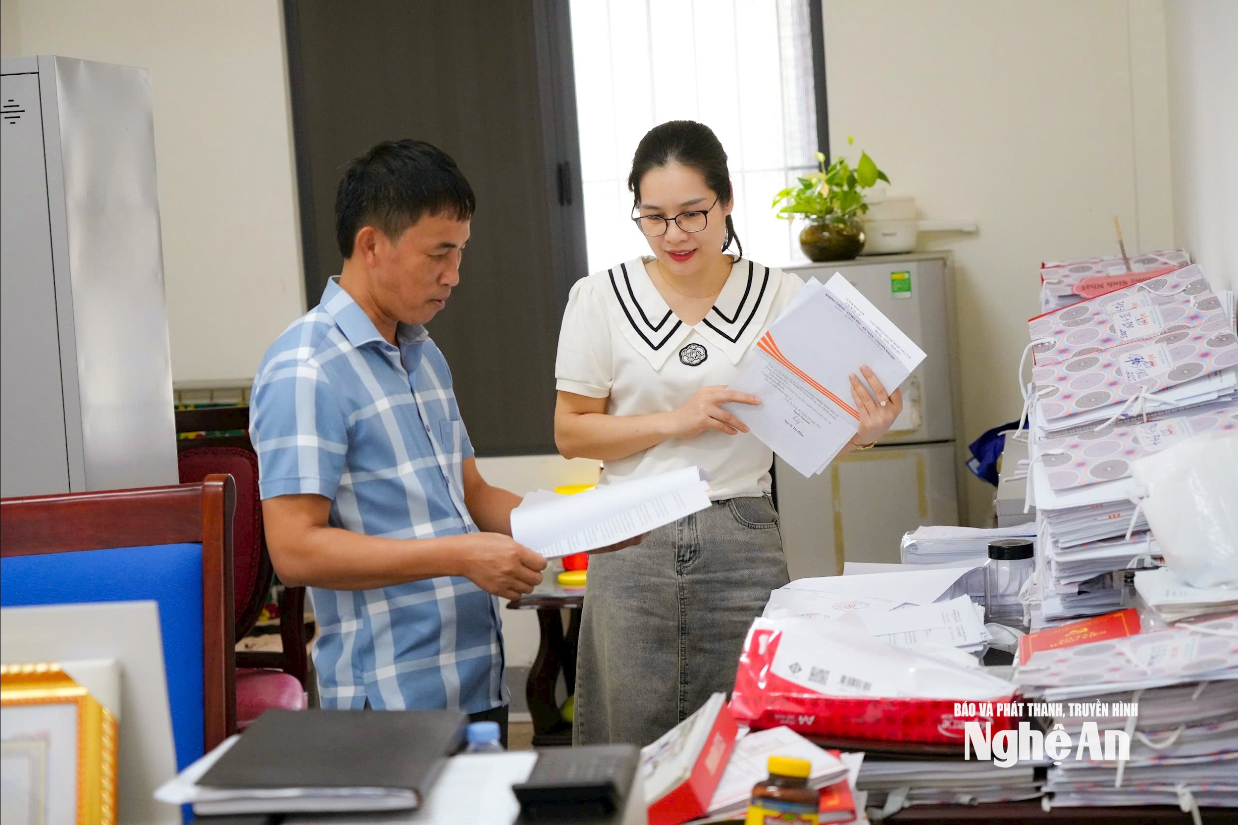 Cán bộ Văn phòng UBND tỉnh trao đổi công việc chuyên môn. Ảnh Thanh Lê (4)