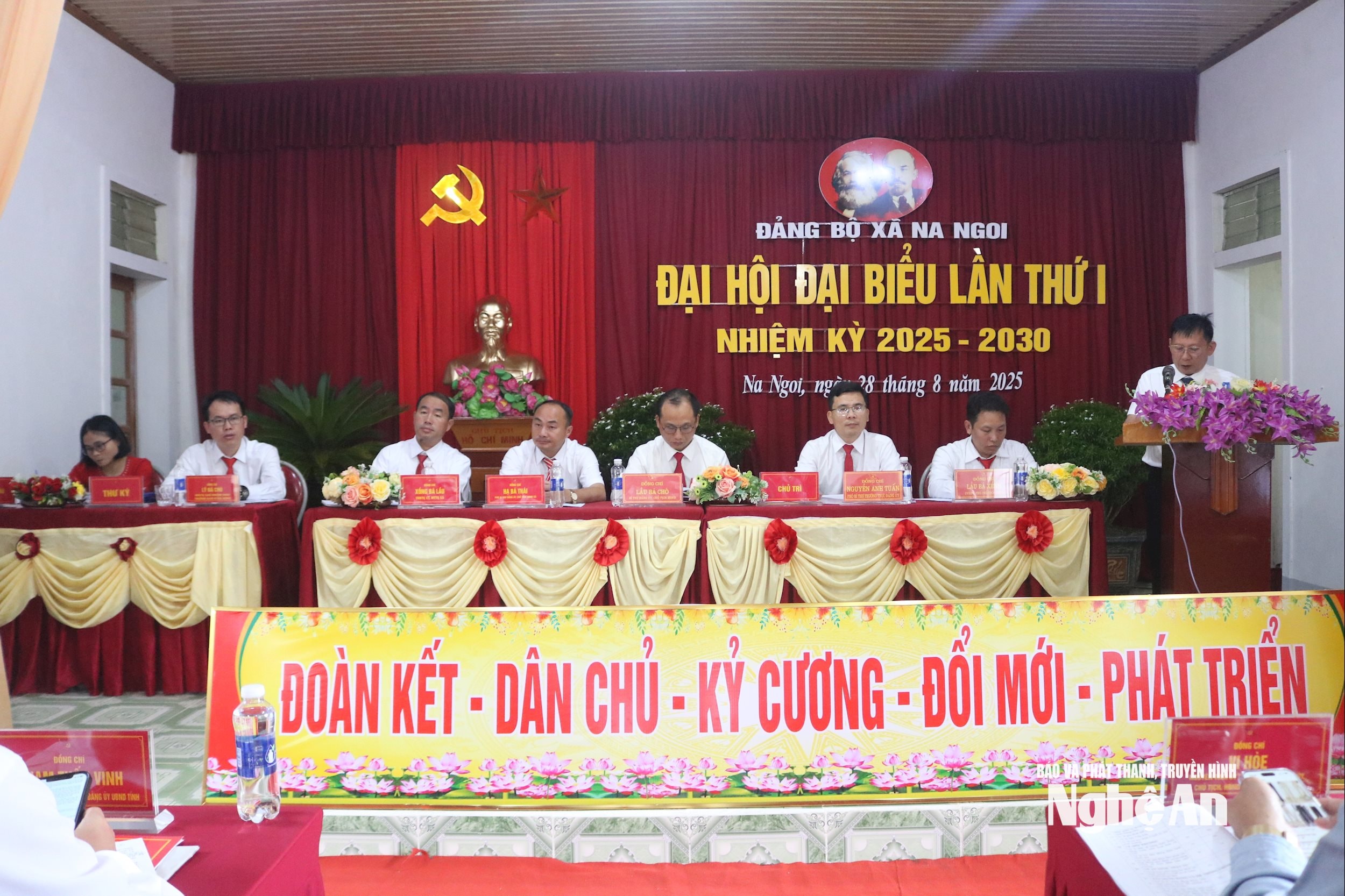 Đại biểu chủ trì Đại hội