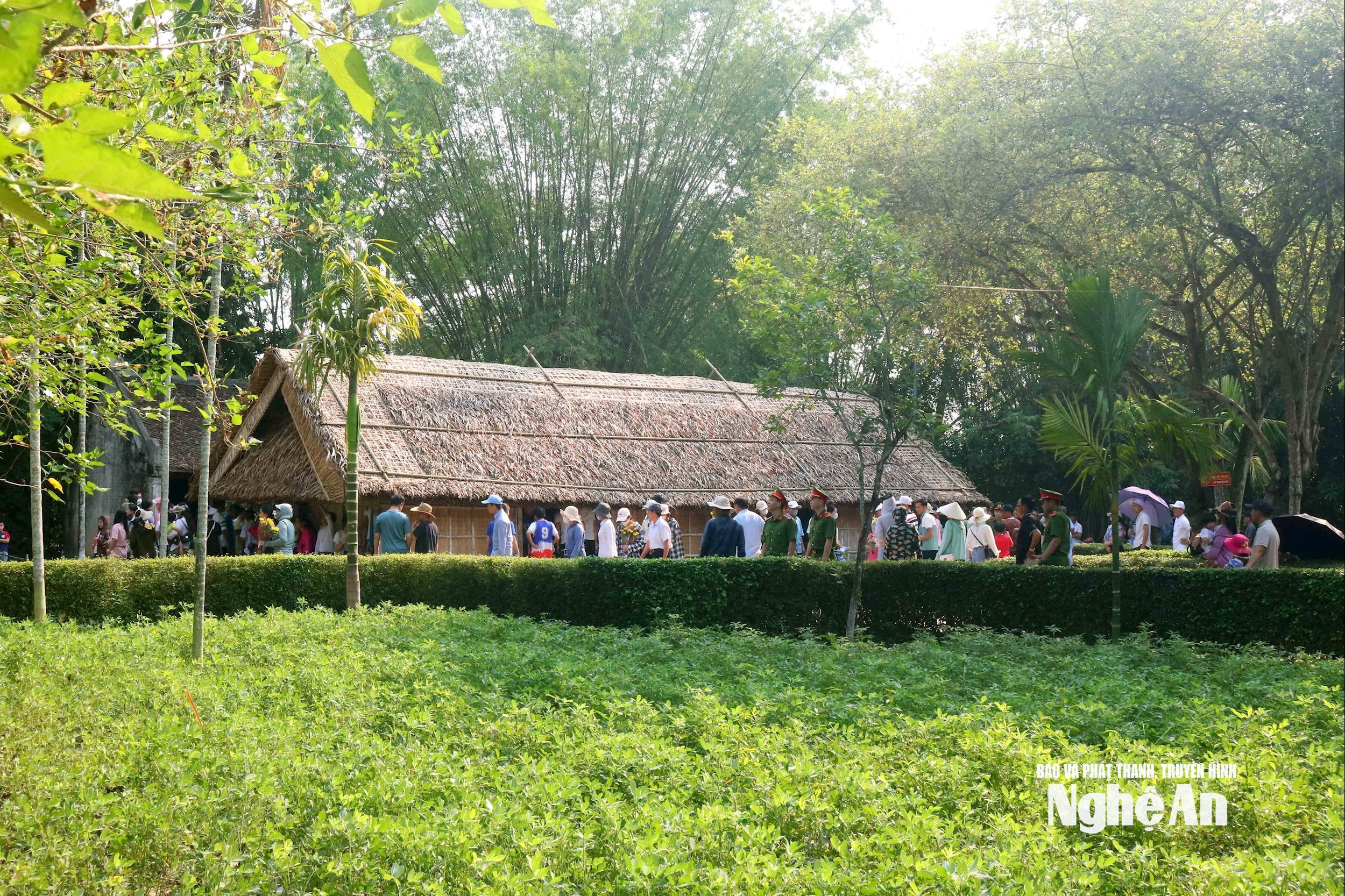 Du khách về thăm quê Bác. Ảnh: Huy Thư