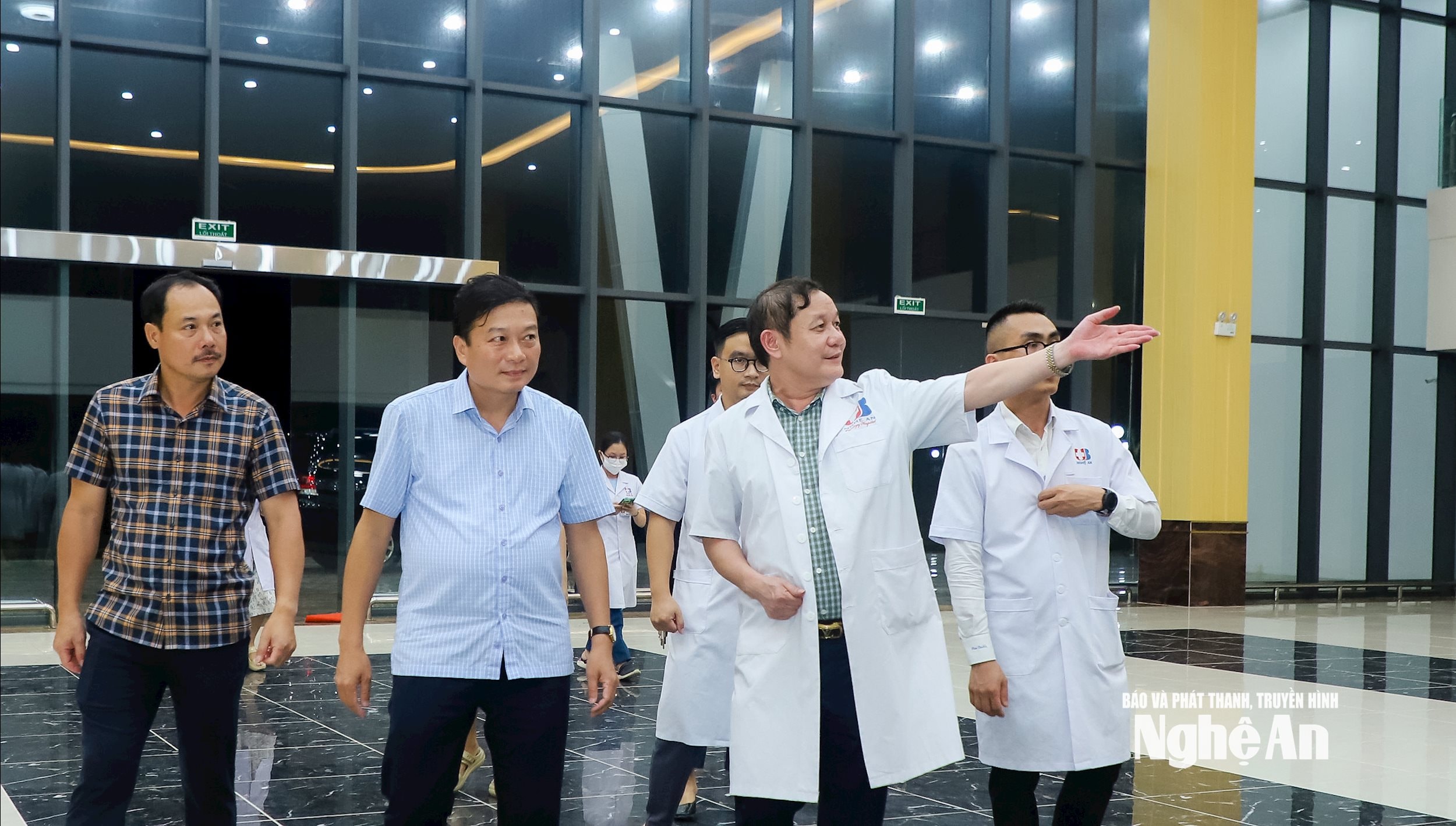 Chủ tịch UBND tỉnh Lê Hồng Vinh đến kiểm tra tại Bệnh viện Ung bướu tỉnh Nghệ An. Ảnh: Thành Duy