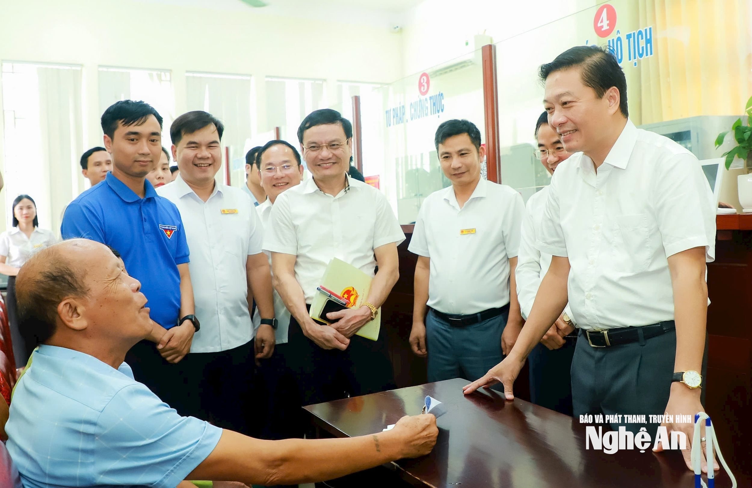 Lãnh đạo Văn phòng UBND tỉnh tham gia đoàn công tác của đồng chí Chủ tịch UBND tỉnh Lê Hồng Vinh về vận hành chính quyền xã Kim Liên trong chính quyền địa phương 2 cấp. Ảnh Thành Duy