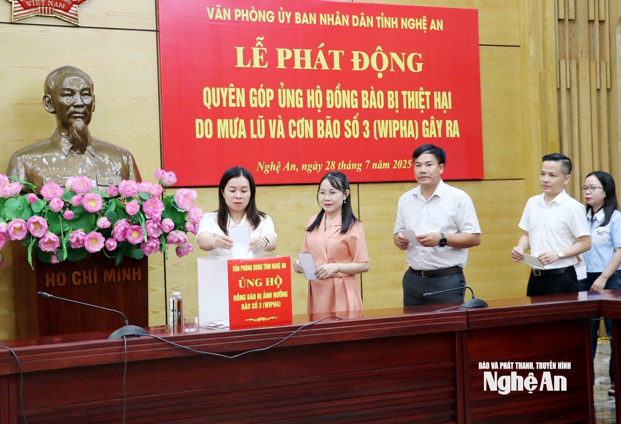 Ủng hộ đồng bào bị thiên tai (1)