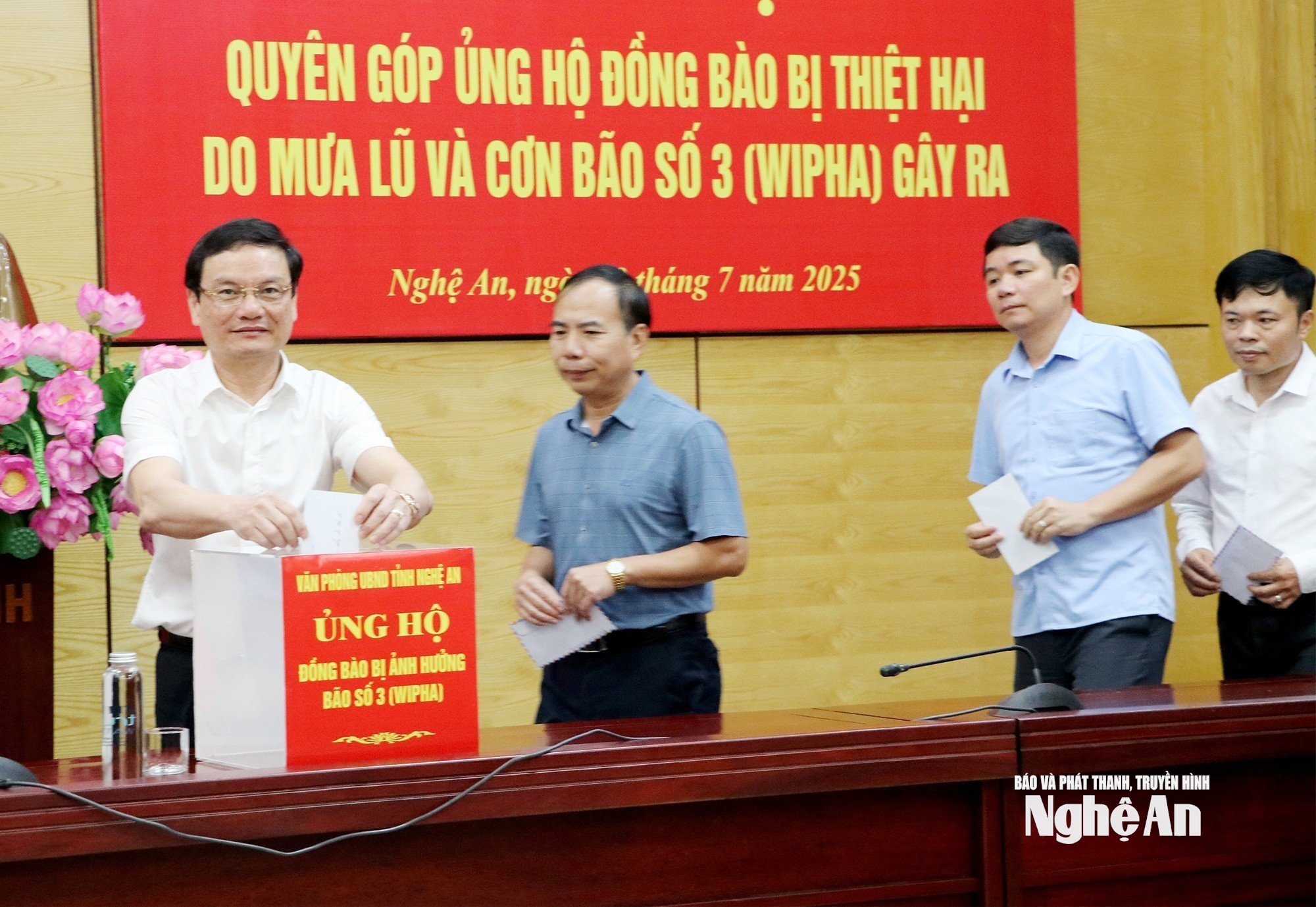 Ủng hộ đồng bào bị thiên tai (3)