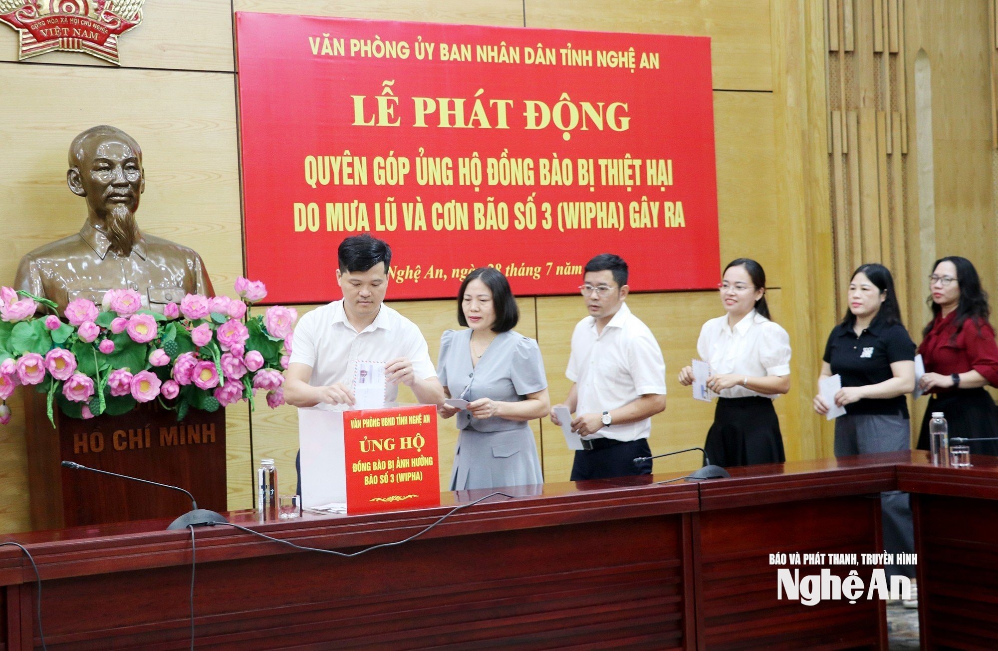 Ủng hộ đồng bào bị thiên tai (5)
