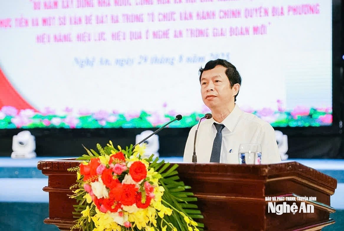 Đồng chí Vương Quang Minh - Hiệu trưởng Trường Chính trị tỉnh phát biểu khai mạc hội thảo. Ảnh:
