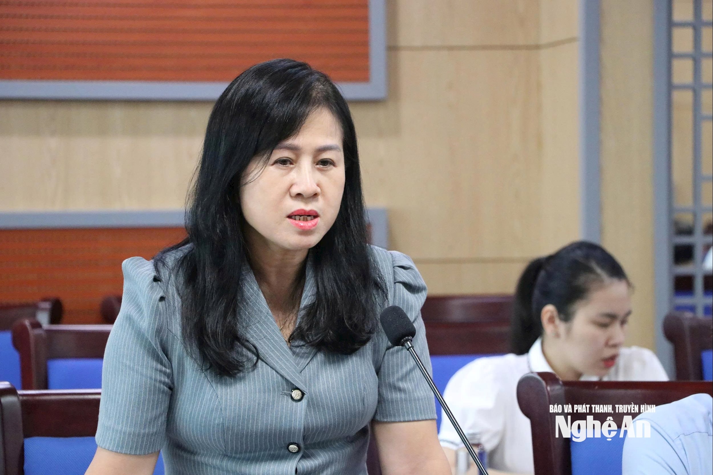  Phó trưởng ban Văn hoá - Xã hội, HĐND tỉnh, Lục Thị Liên tham gia ý kiến tại phiên họp.