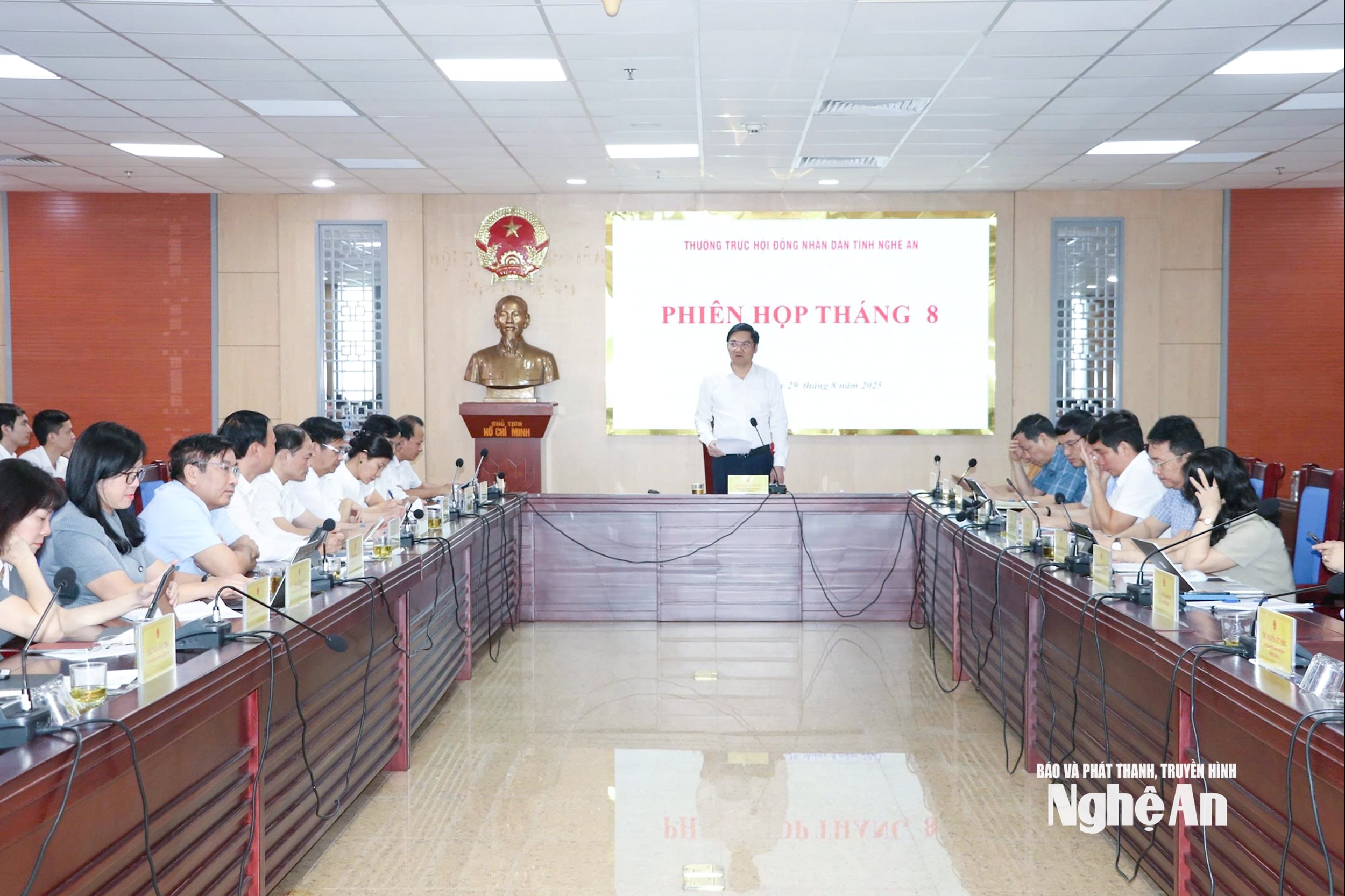  Quang cảnh phiên họp Thường trực HĐND tỉnh