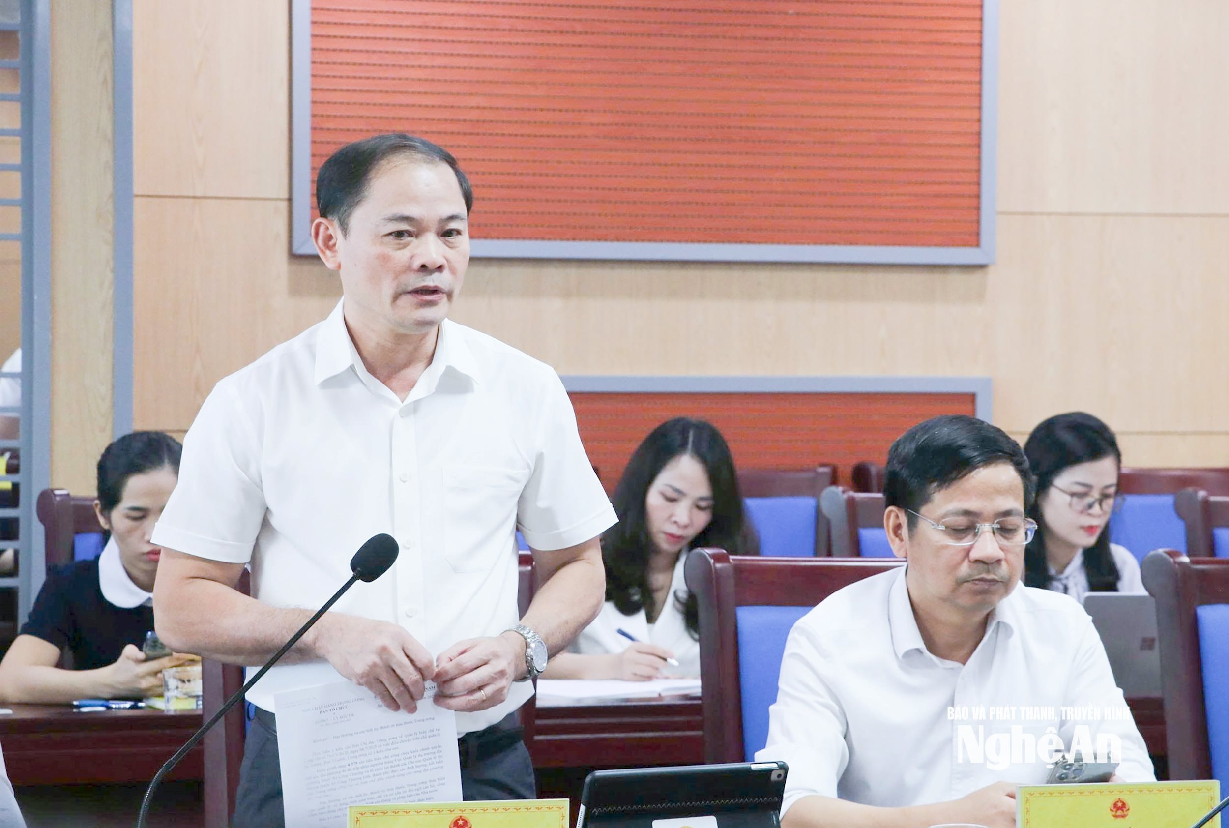  Trưởng ban Pháp chế, HĐND tỉnh, Phạm Thành Chung phát biểu ý kiến tại phiên họp. 