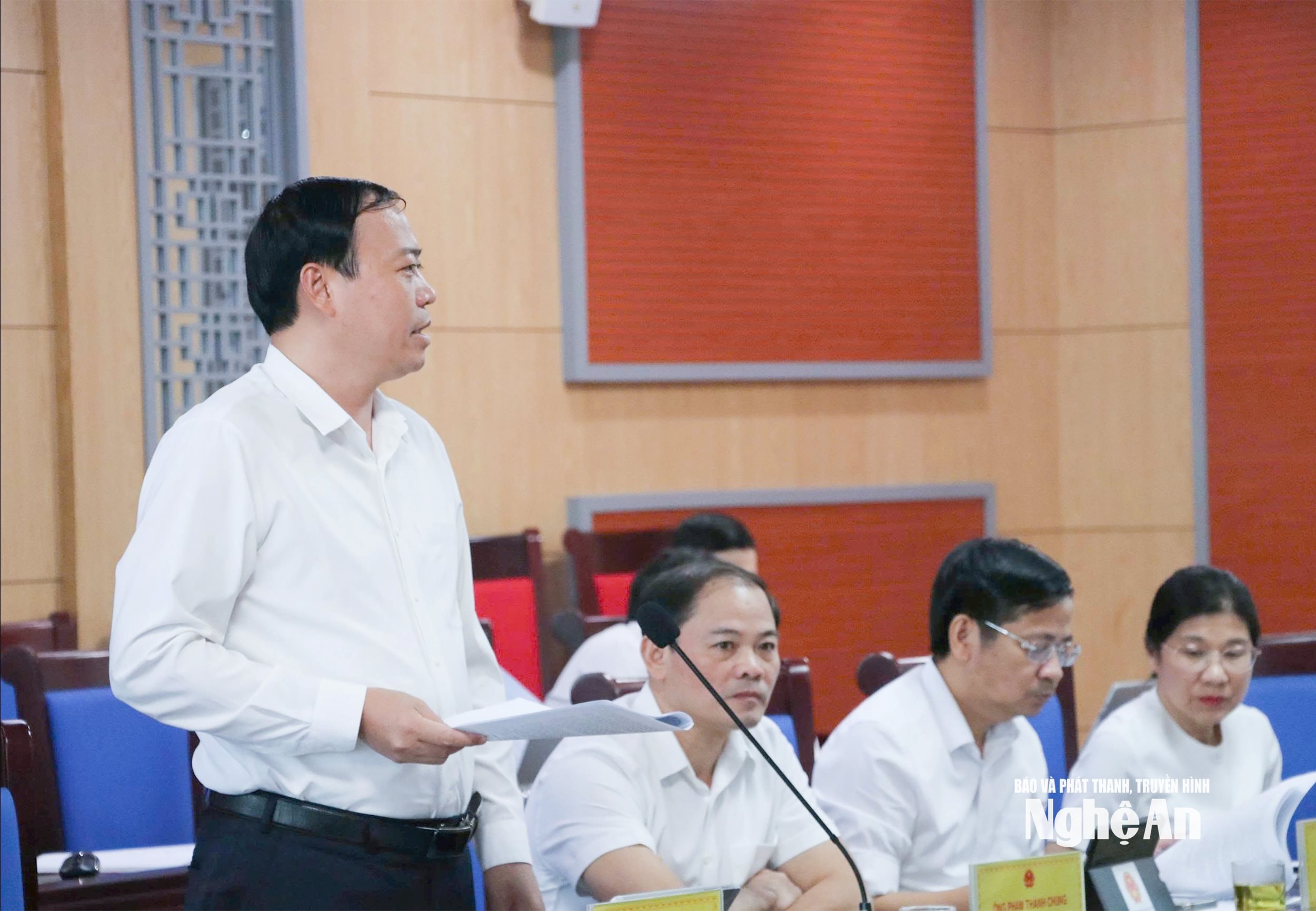  Trưởng ban Văn hoá - Xã hội, HĐND tỉnh, Chu Đức Thái nêu đề xuất Thường trực HĐND tỉnh kiến nghị UBND tỉnh quan tâm chỉ đạo việc thu các khoản đầu năm học mới