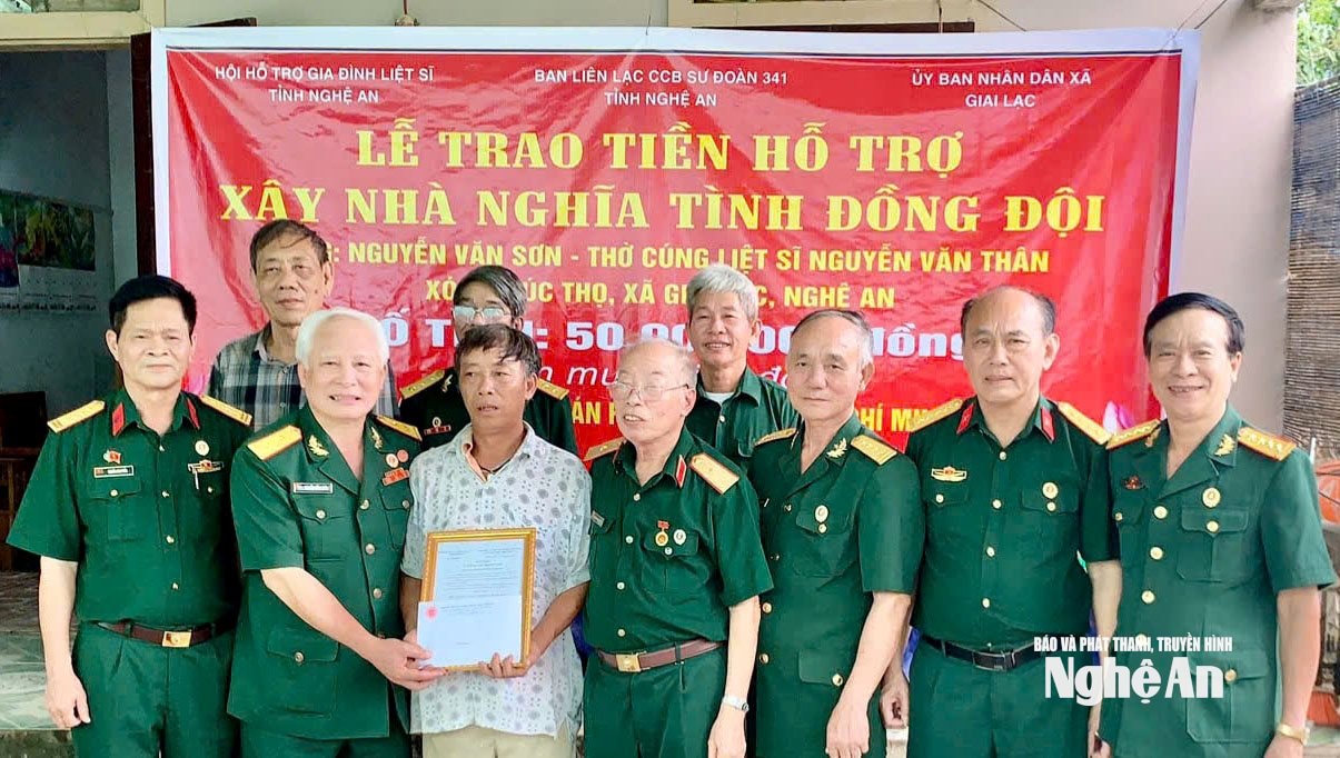 Trao tặng 50 triệu đồng cho ông Nguyễn Văn Sơn, thờ cúng liệt sĩ Nguyễn Văn Thân, xóm 3, xã Giai Lạc do Công ty TNHH Kiểm tra FAC- Thành phố Hồ Chí Minh ủng hộ. Ảnh: Thu Hương