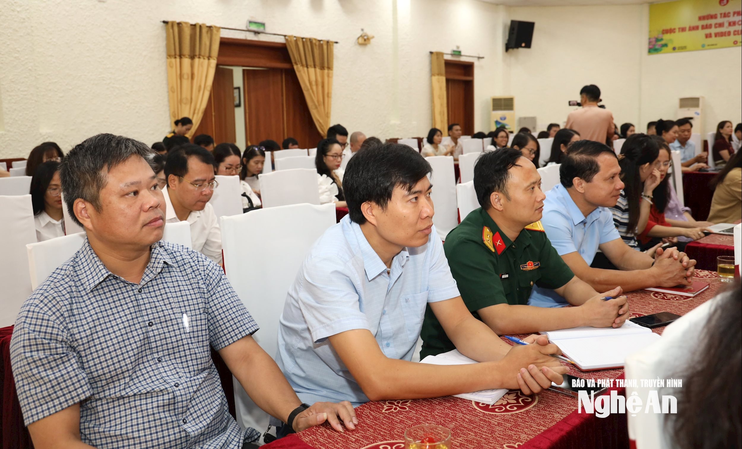 Lãnh đạo các đơn vị báo chí cùng hội viên Hội hà báo Nghệ An tham gia lớp bồi dưỡng. Ảnh Nguyên Nguyên