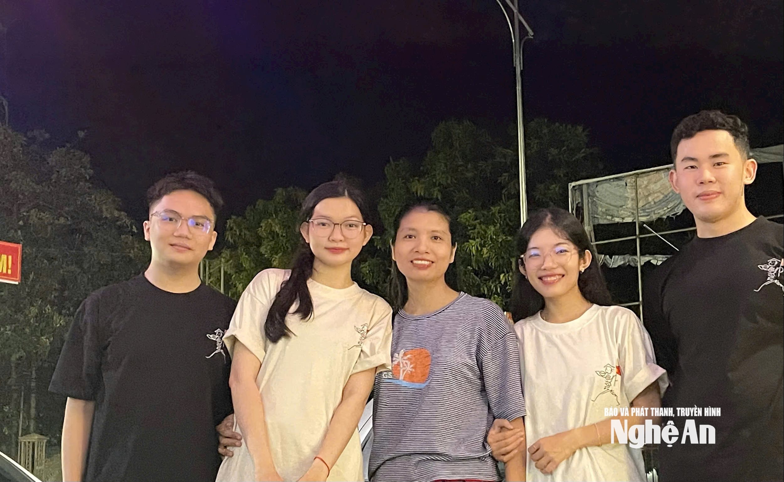 Cô giáo Đặng Thị Hiền bên các học trò, sau khi nhận được kết quả tuyển sinh đại học. Ả