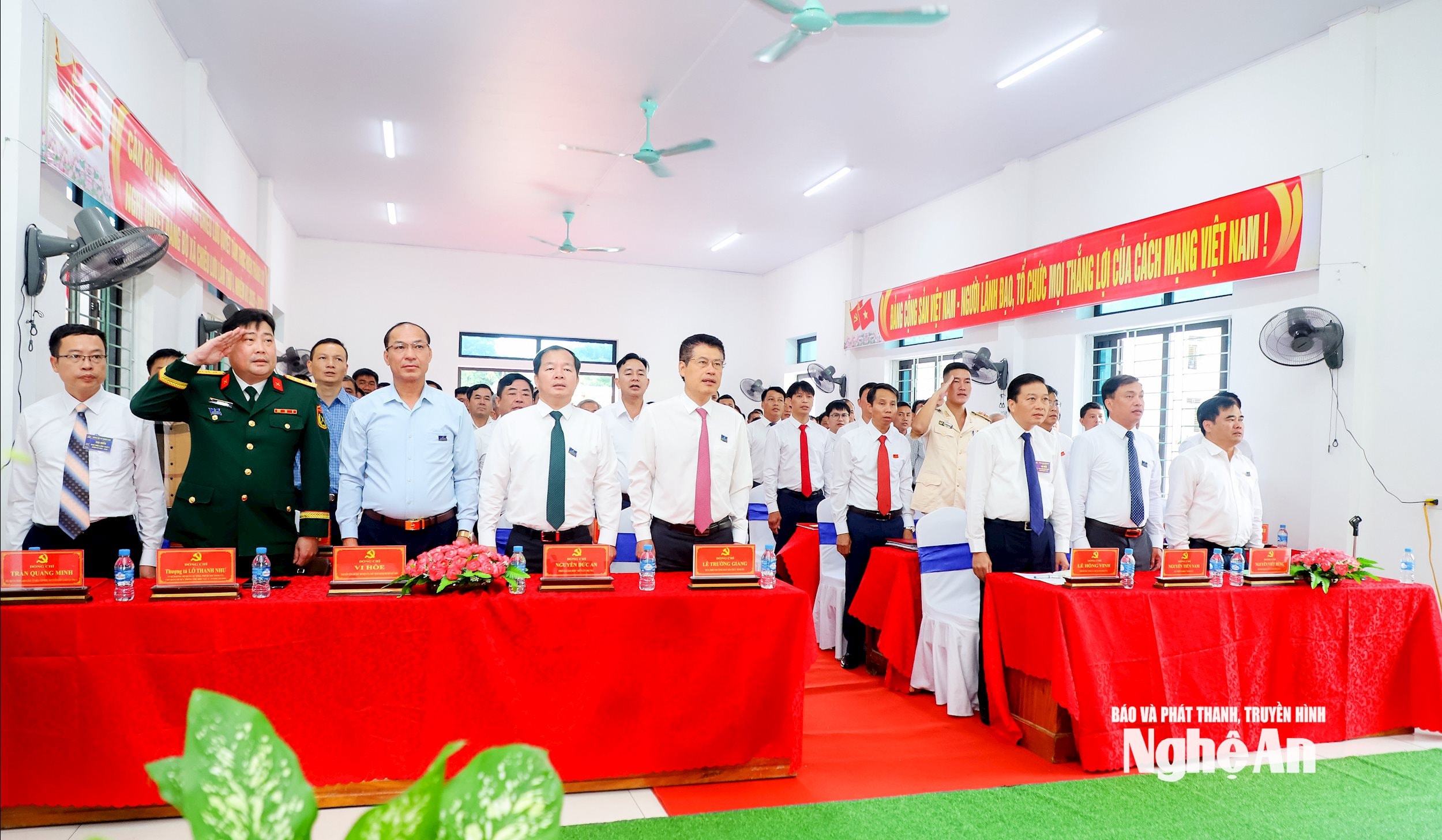 Các đại biểu thực hiện nghi thức chào cờ Quốc kỳ, Đảng kỳ tại khai mạc Đại hội. Ảnh: Thành Duy
