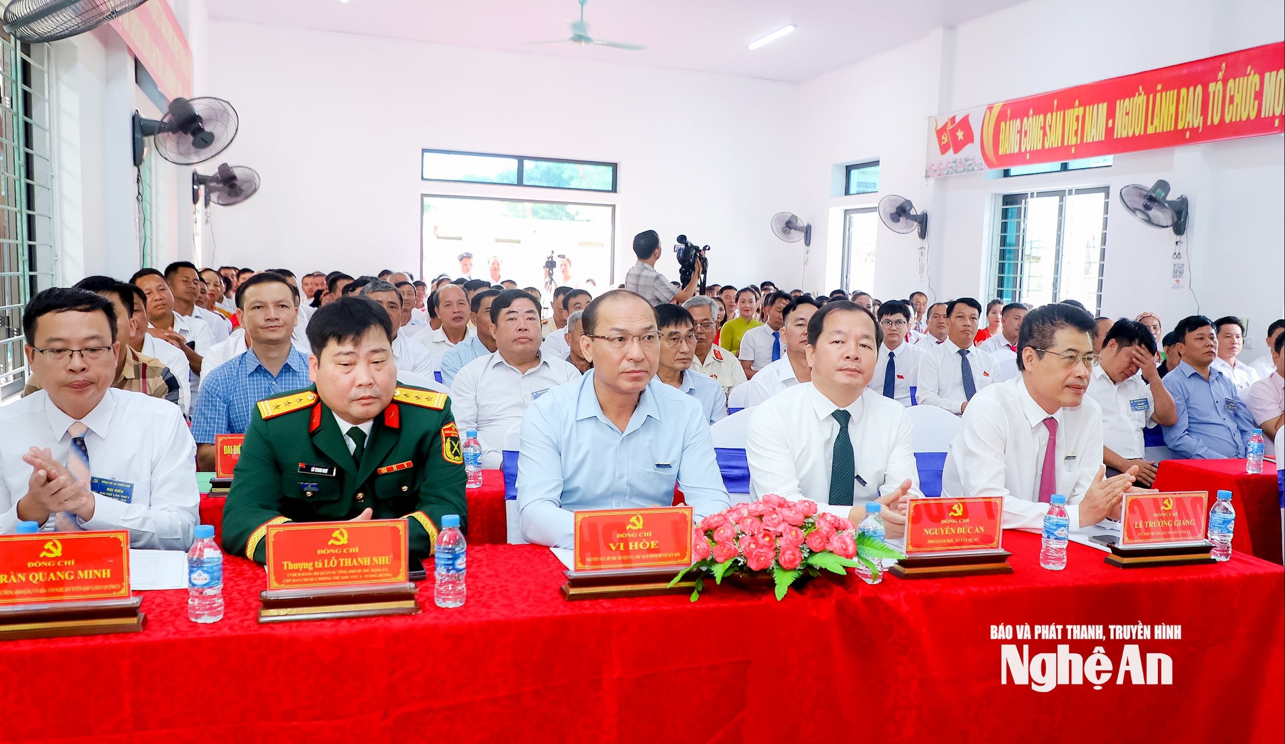 Các đồng chí lãnh đạo các ban, sở, ngành cấp tỉnh và huyện Kỳ Sơn (cũ) dự Đại hội đại biểu Đảng bộ xã Chiêu Lưu lần thứ nhất, nhiệm kỳ 2025 - 2030. Ảnh: Thành Duy