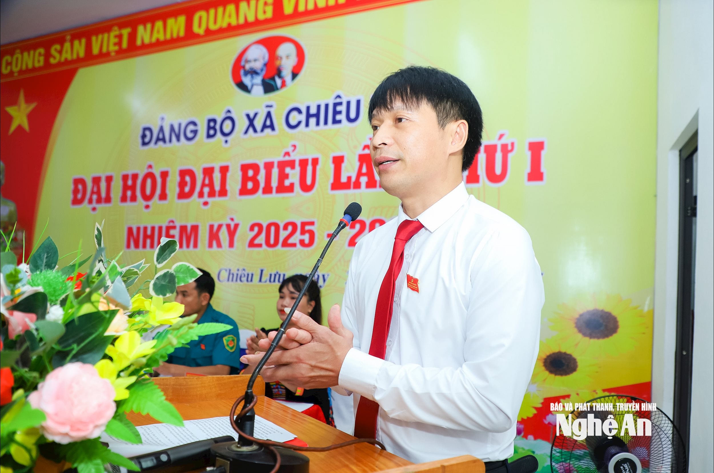Đồng chí Nguyễn Xuân Trường – Bí thư Đảng ủy, Chủ tịch HĐND xã Chiêu Lưu phát biểu khai mạc Đại hội. Ảnh: Thành Duy