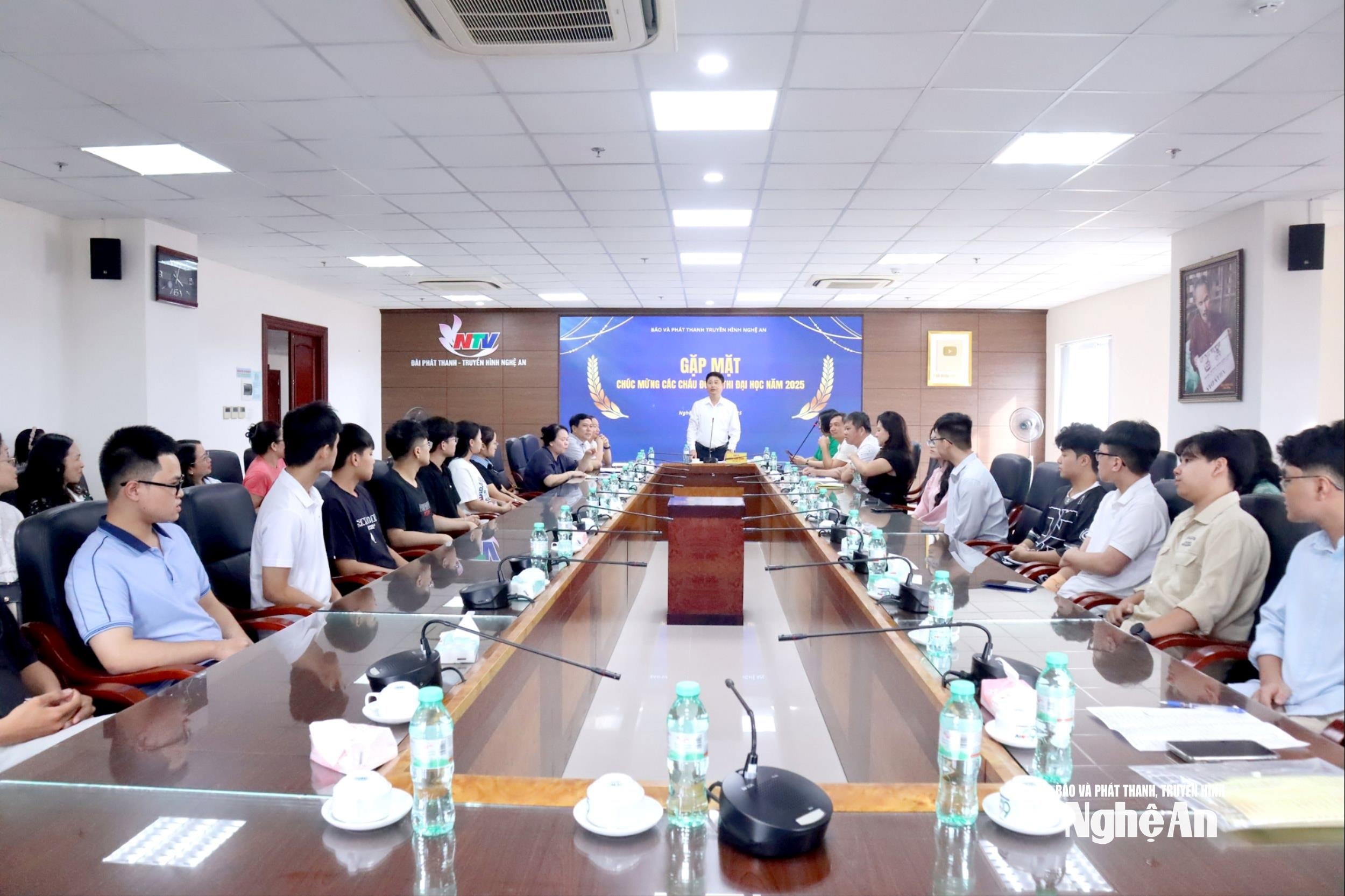 bna_trao-thuong-cac-chau-trung-tuyen-dai-hoc-anh-diep-thanh0-2dfab562655e9f2e99127af3231c3734(1).jpg