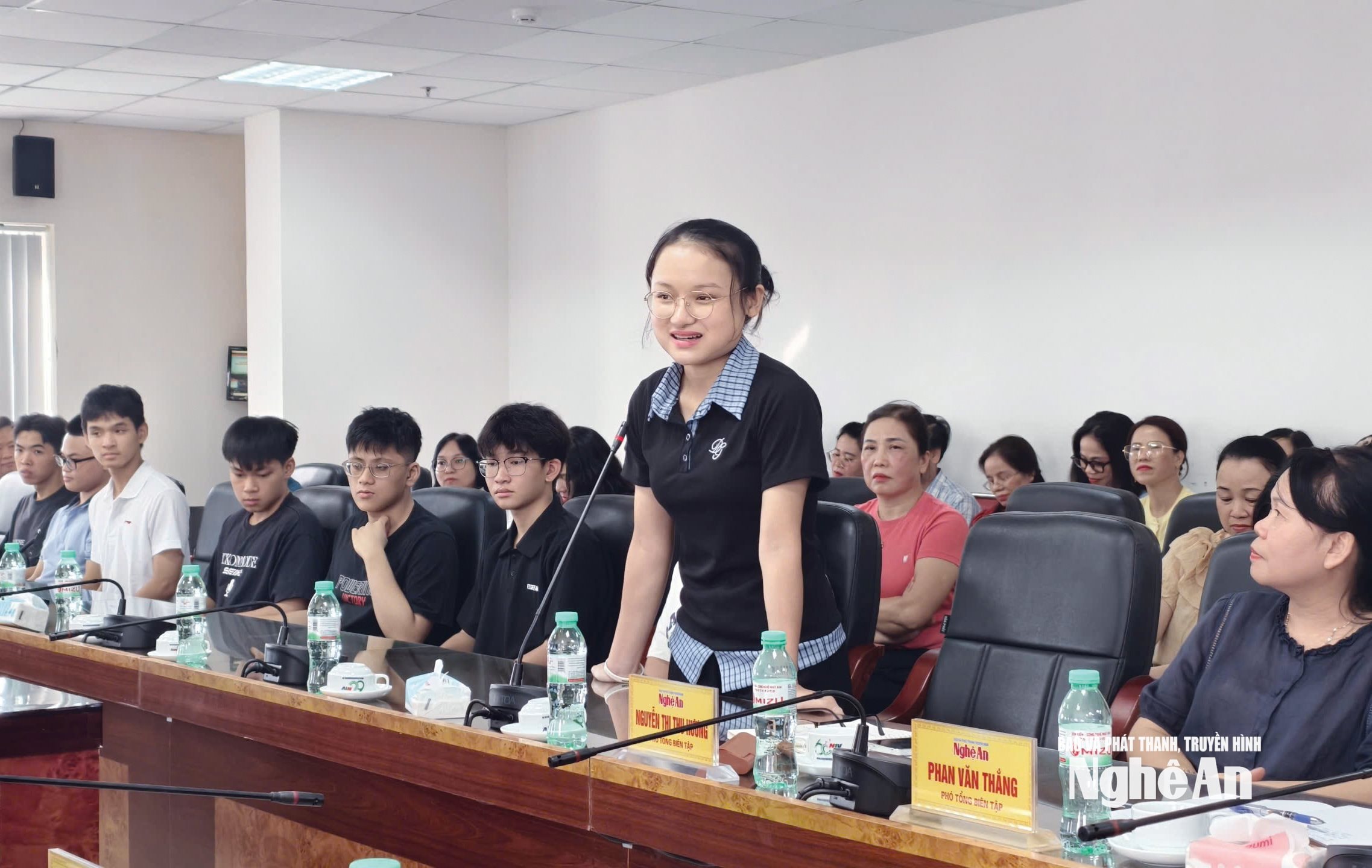 trao thưởng các cháu trúng tuyển đại học Ảnh Diệp Thanh10